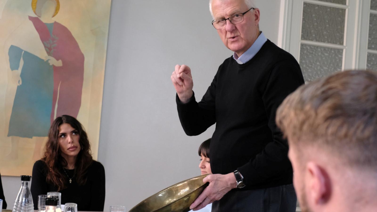 Ein Foto zeigt Pfarrer Bruno Kurth mit einer goldenen Schüssel in der Hand.