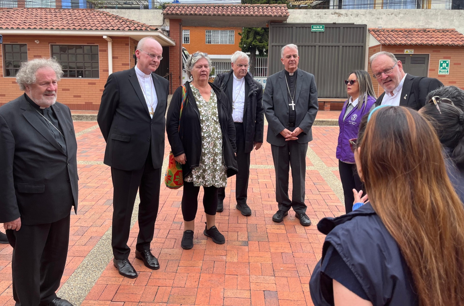 Im Projekt Red Tamar haben sich (von links) Weihbischof Rolf Steinhäuser aus Köln, Adveniat-Bischof Franz-Josef Overbeck, Claudia Witgens, Weihbischof Reinhard Hauke aus Erfurt, Weihbischof Jörg Michael Peters aus Trier sowie Adveniat-Hauptgeschäftsführer Pater Martin Maier über die Arbeit mit Frauen berichten lassen, die Opfer von sexueller Gewalt und Menschenhandel geworden sind.