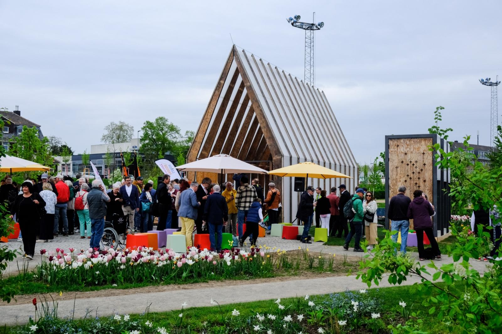 Blick auf die Licht.Kirche im Garten der Begegnung Am Samstag, 18. April 2026, feierte Weihbischof Steinhäuser den Eröffnungsgottesdienst in der Licht.Kirche auf der Landesgatenschau 2026 in Neuss.