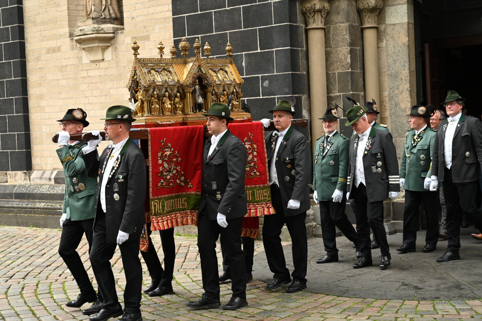 Die Schützen tragen den Schrein des Hl. Quirinus.