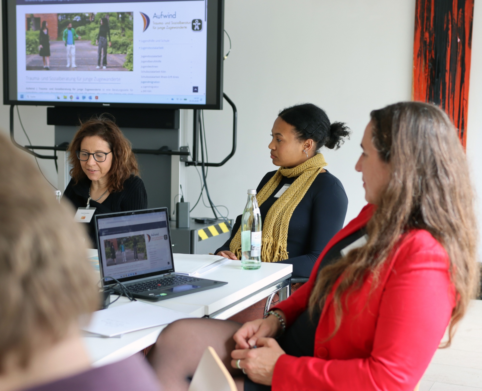 Linda Bruchholz, Michelle Mayambe und Irene Porsch stellen das Projekt 'Aufwind' der Aktion Neue Nachbarn beim 10. Katholischer Flüchtlingsgipfel vor.