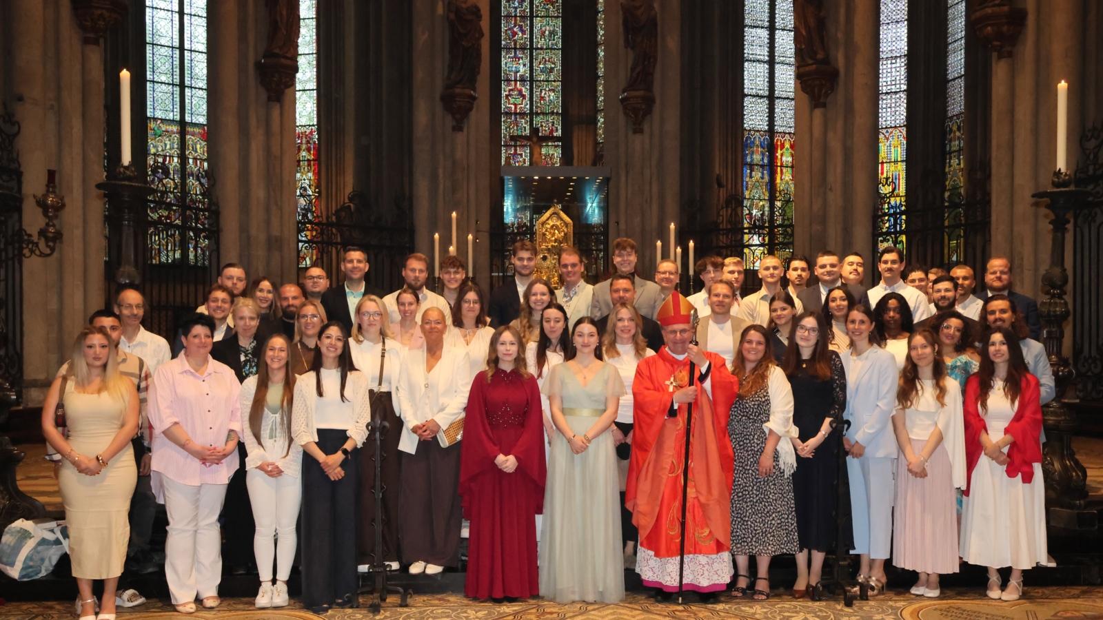 Über 50 Erwachsenenfirmungen im Kölner Dom zu Pfingsten 2026: Weihbischof Dr. Dominikus Schwaderlapp spendete das Firmsakrament am Vorabend des Pfingsttags in der Kölner Kathedrale.