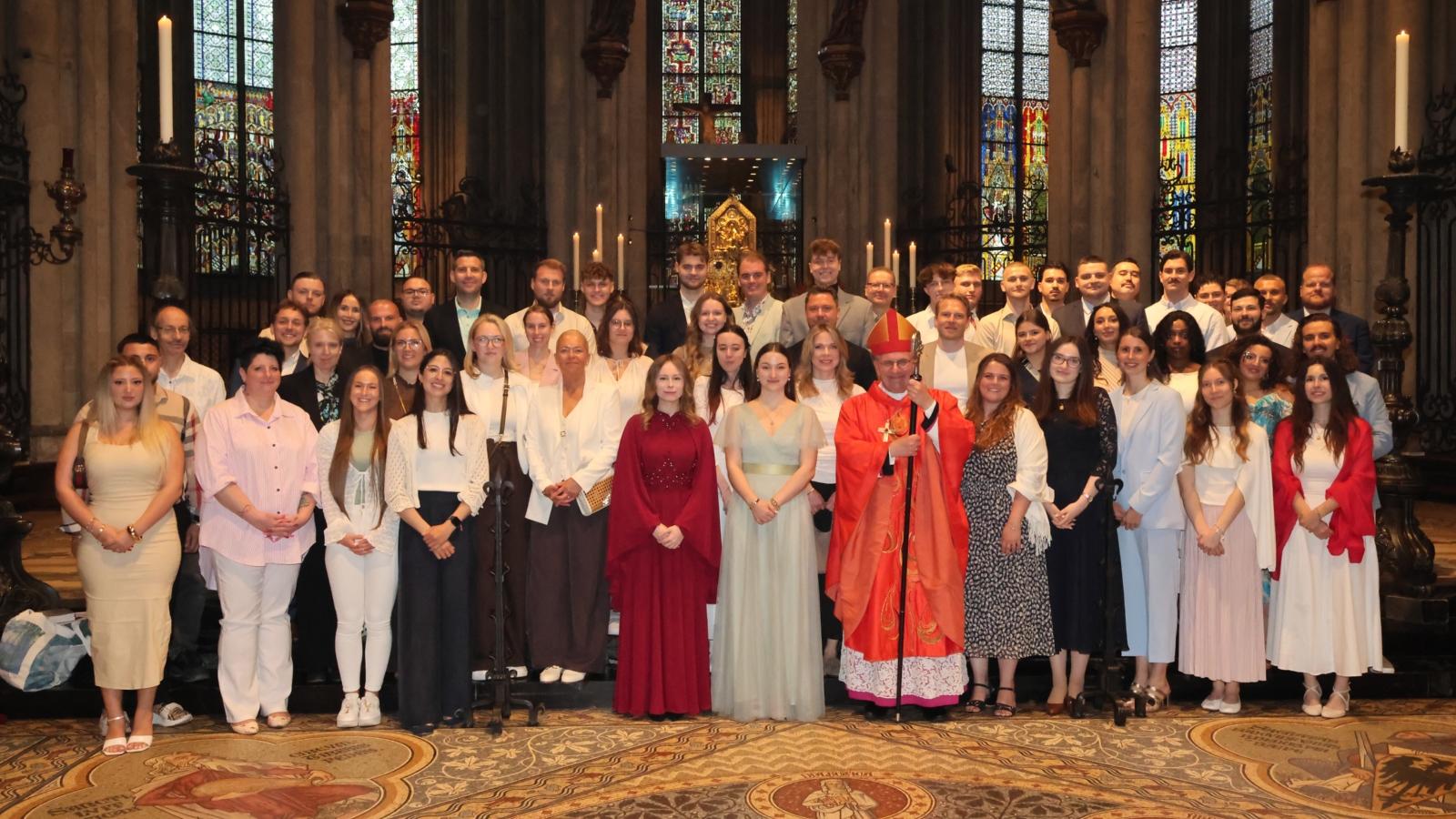 Über 50 Erwachsenenfirmungen im Kölner Dom zu Pfingsten 2026: Weihbischof Dr. Dominikus Schwaderlapp spendete das Firmsakrament am Vorabend des Pfingsttags in der Kölner Kathedrale.