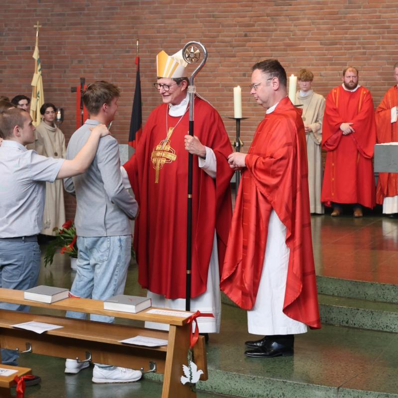 Firmung mit dem Kardinal in der Pfarrkirche Heilige Familie in Düsseldorf.