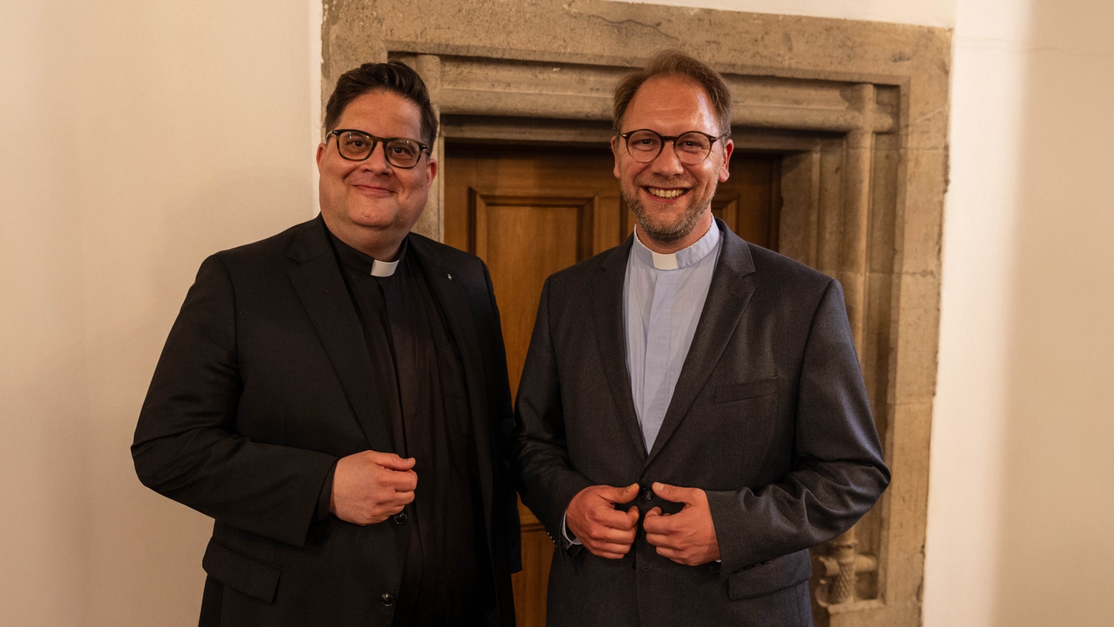 v.l.: Generalvikar Tobias Hopmann, Pfarrer Dr. Tobias Schwaderlapp