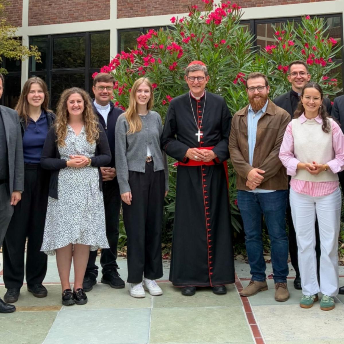 Church Planting: Kardinal Woelki mit den 12 Pionieren sowie Tabea Wiemer (l.) und Simon Schmidbaur (r.)