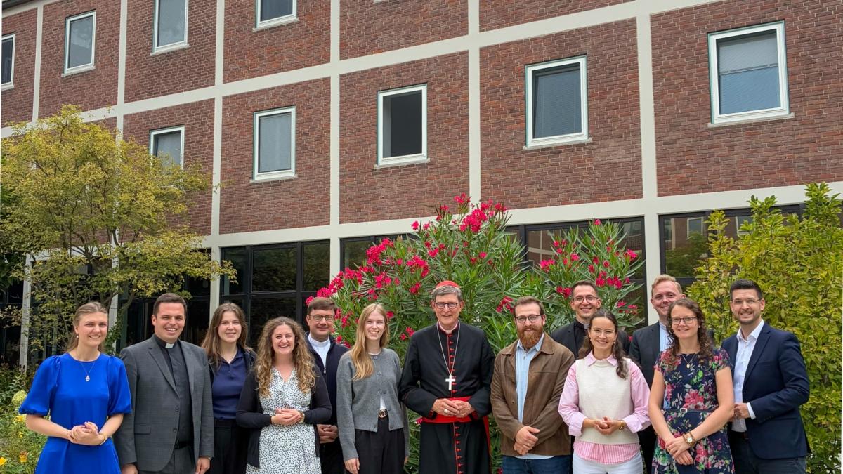 Church Planting: Kardinal Woelki mit den 12 Pionieren sowie Tabea Wiemer (l.) und Simon Schmidbaur (r.)