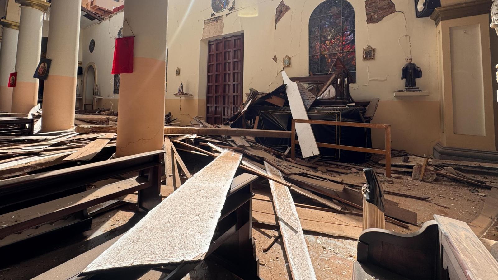 Beim Erdbeben ist das Dach einer Kirche eingestürzt.