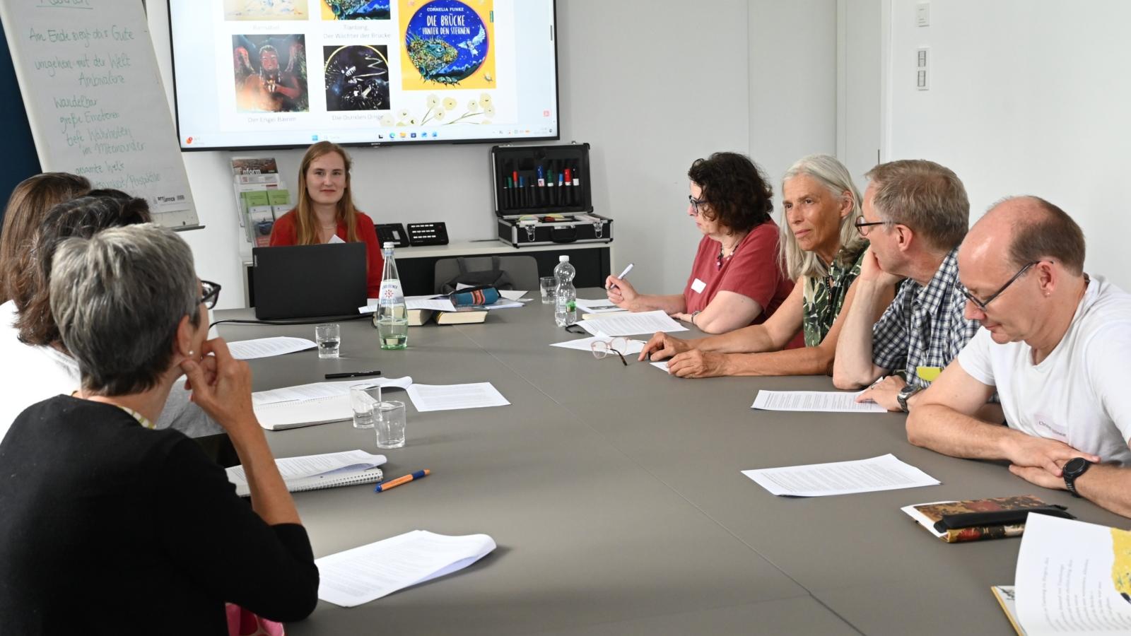 Cornelia Will nähert sich der Trauerarbeit mit Kindern über die Kinder- und Jugendbücher der Autorin Cornelia Funke.