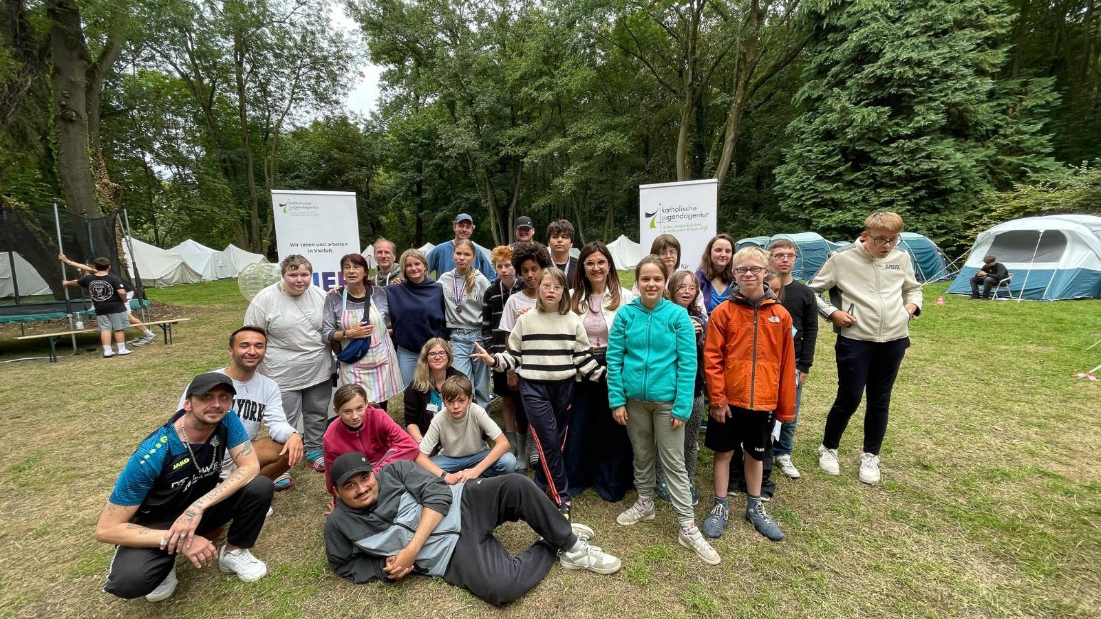 Bürgermeisterin Teresa De Bellis-Olinger mit den Teilnehmenden und Betreuer*innen der Sommerolympiade