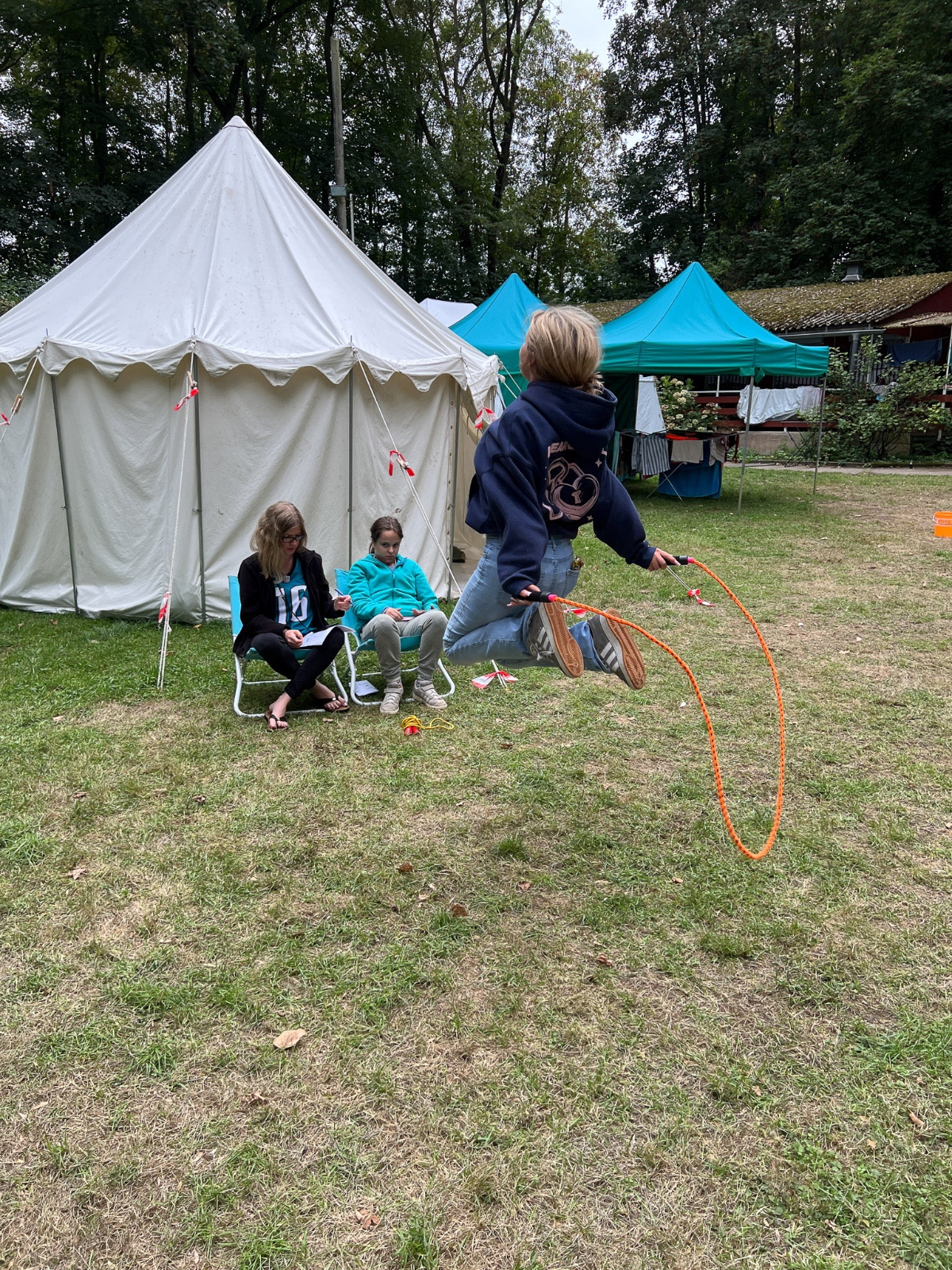 Seilspringen war eine der Disziplinen der Sommerolympiade im „Outdoor-Action-Camp“