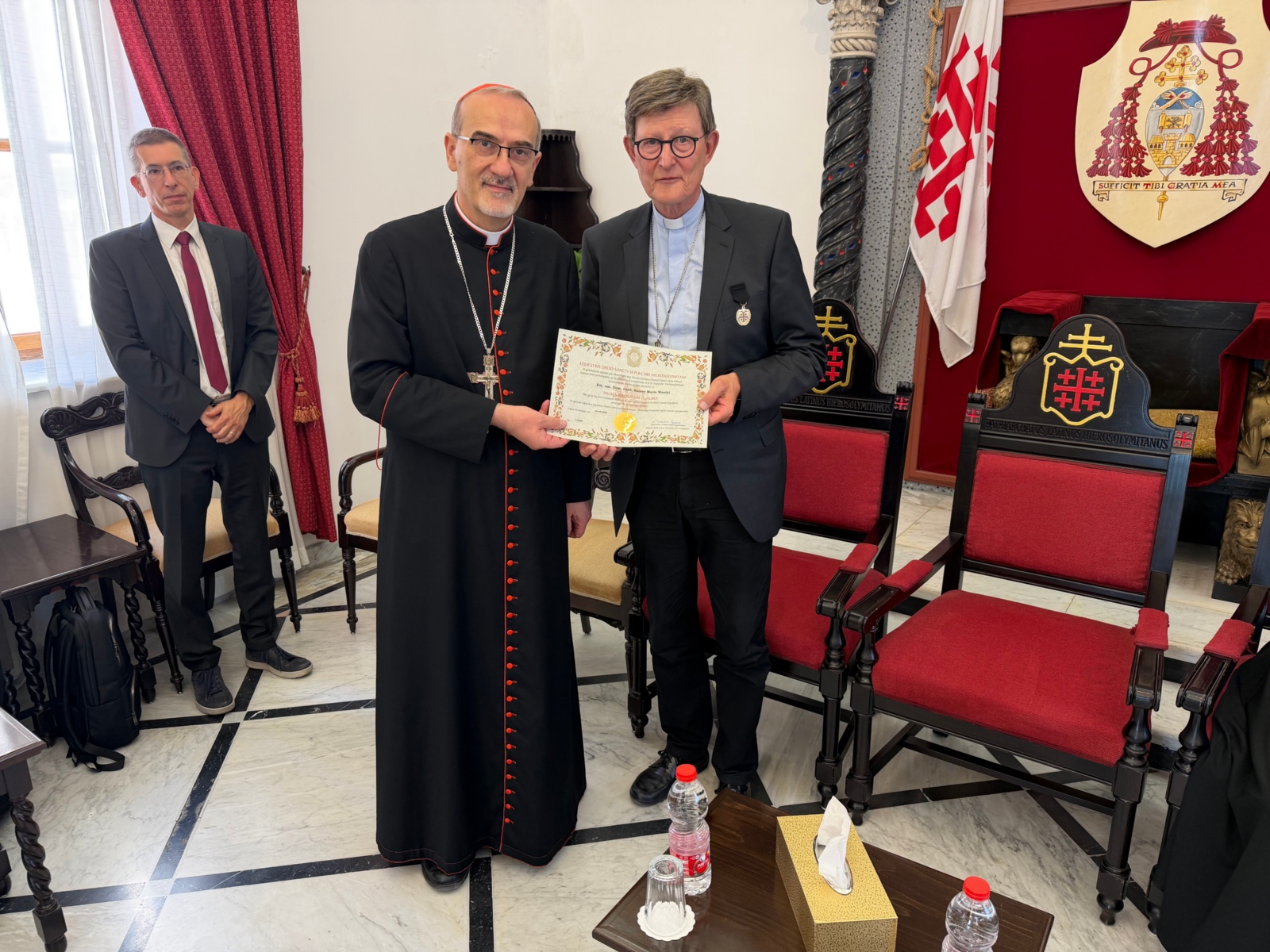 Verleihung von Auszeichnungen an Kardinal Woelki und Nadim Ammann durch den Patriarchen von Jerusalem.