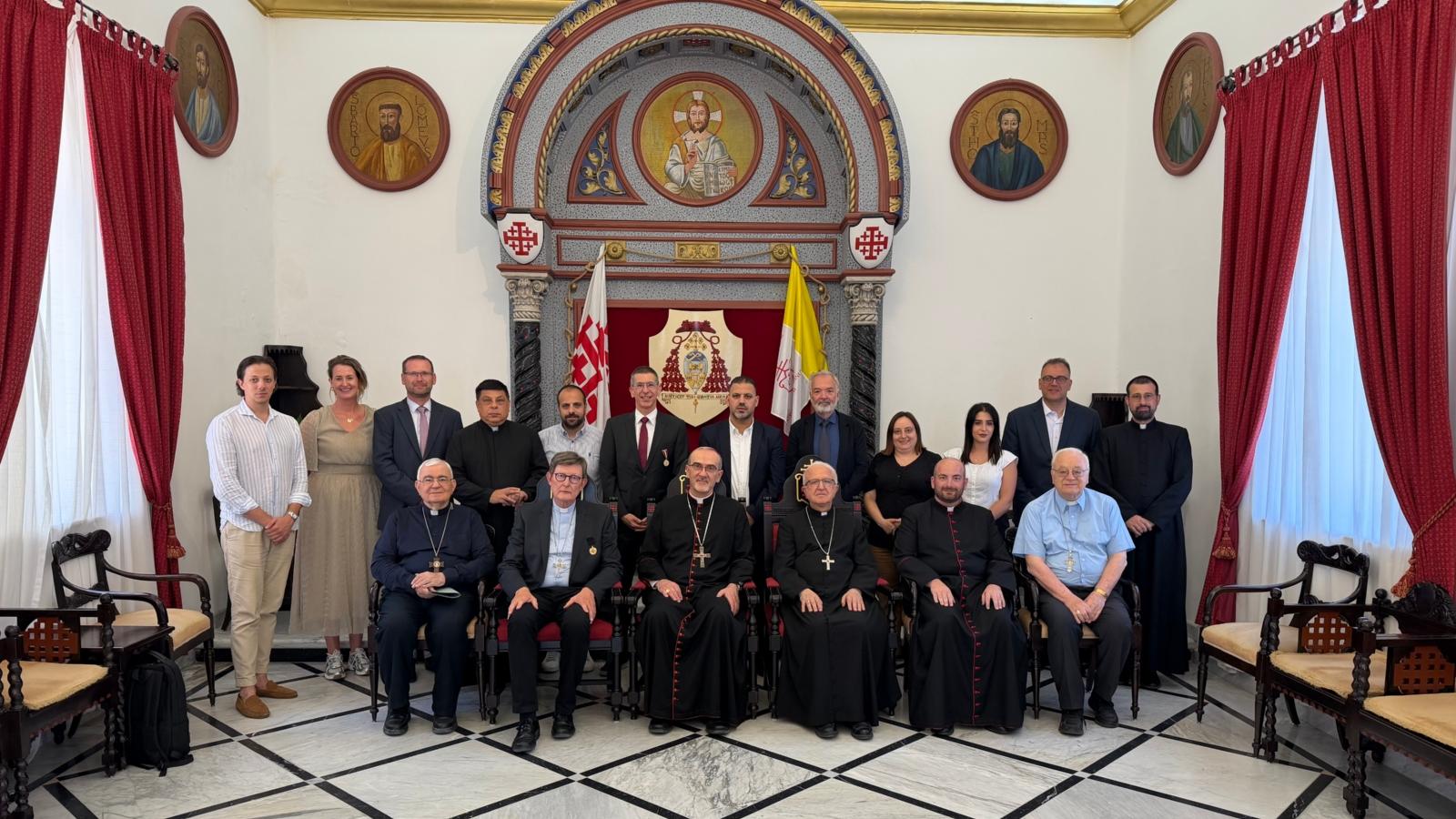 Verleihung von Auszeichnungen an Kardinal Woelki und Nadim Ammann durch den Patriarchen von Jerusalem.