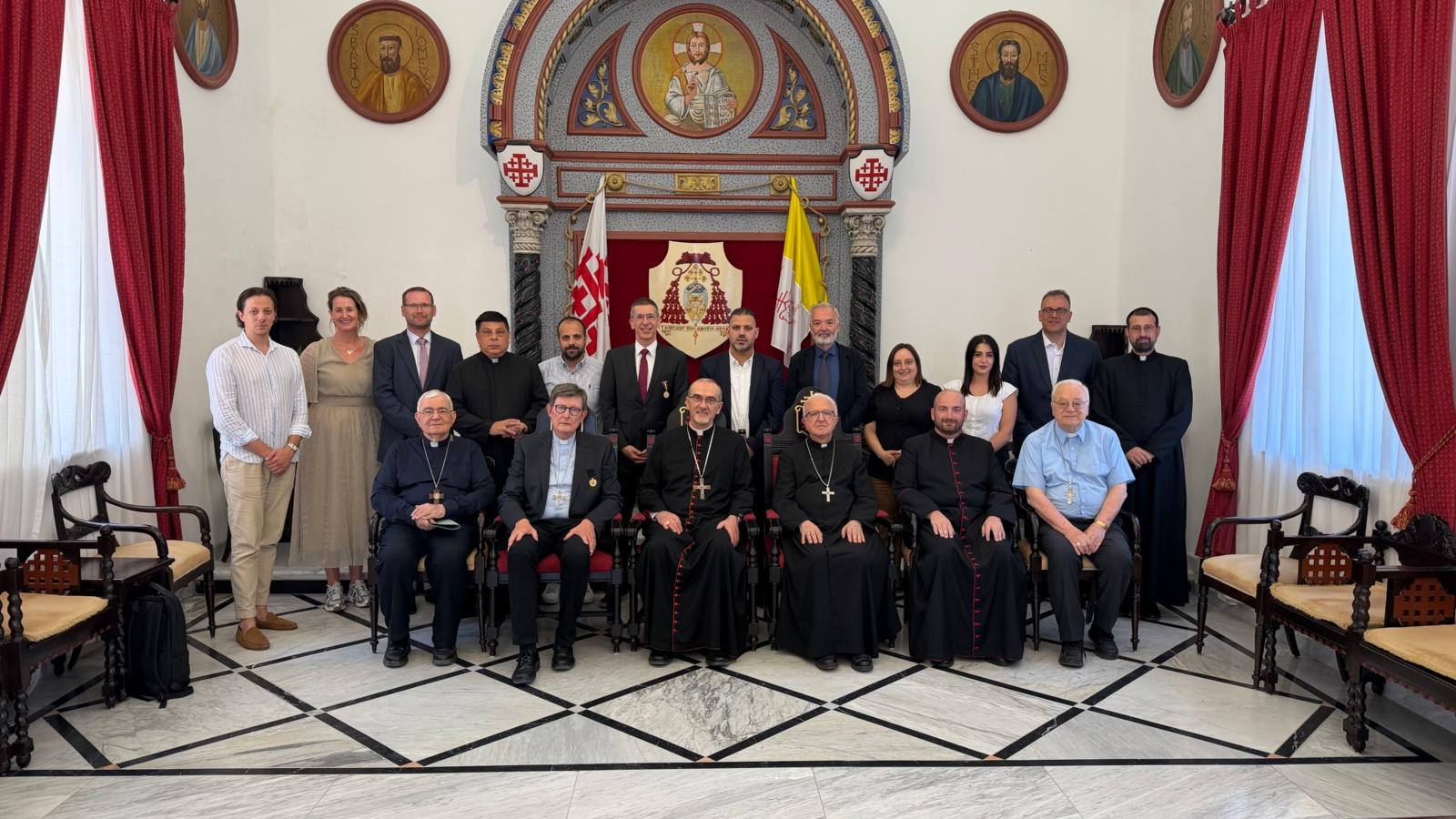Verleihung von Auszeichnungen an Kardinal Woelki und Nadim Ammann durch den Patriarchen von Jerusalem.