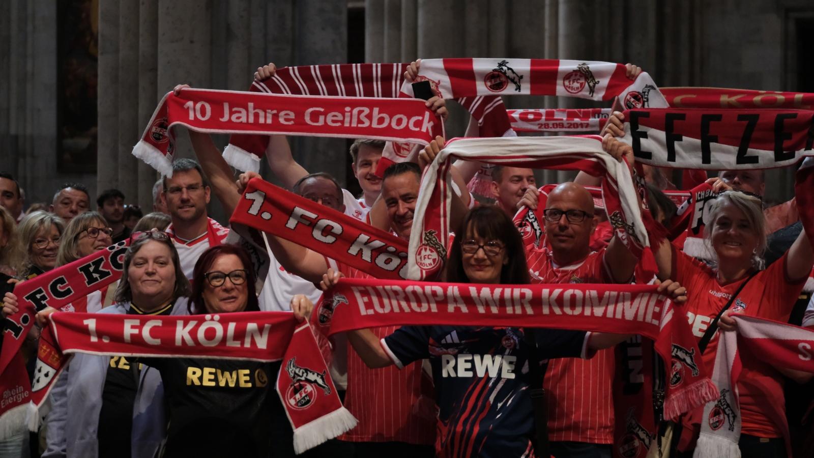 FC-Fans halten ihre Schals in die Luft