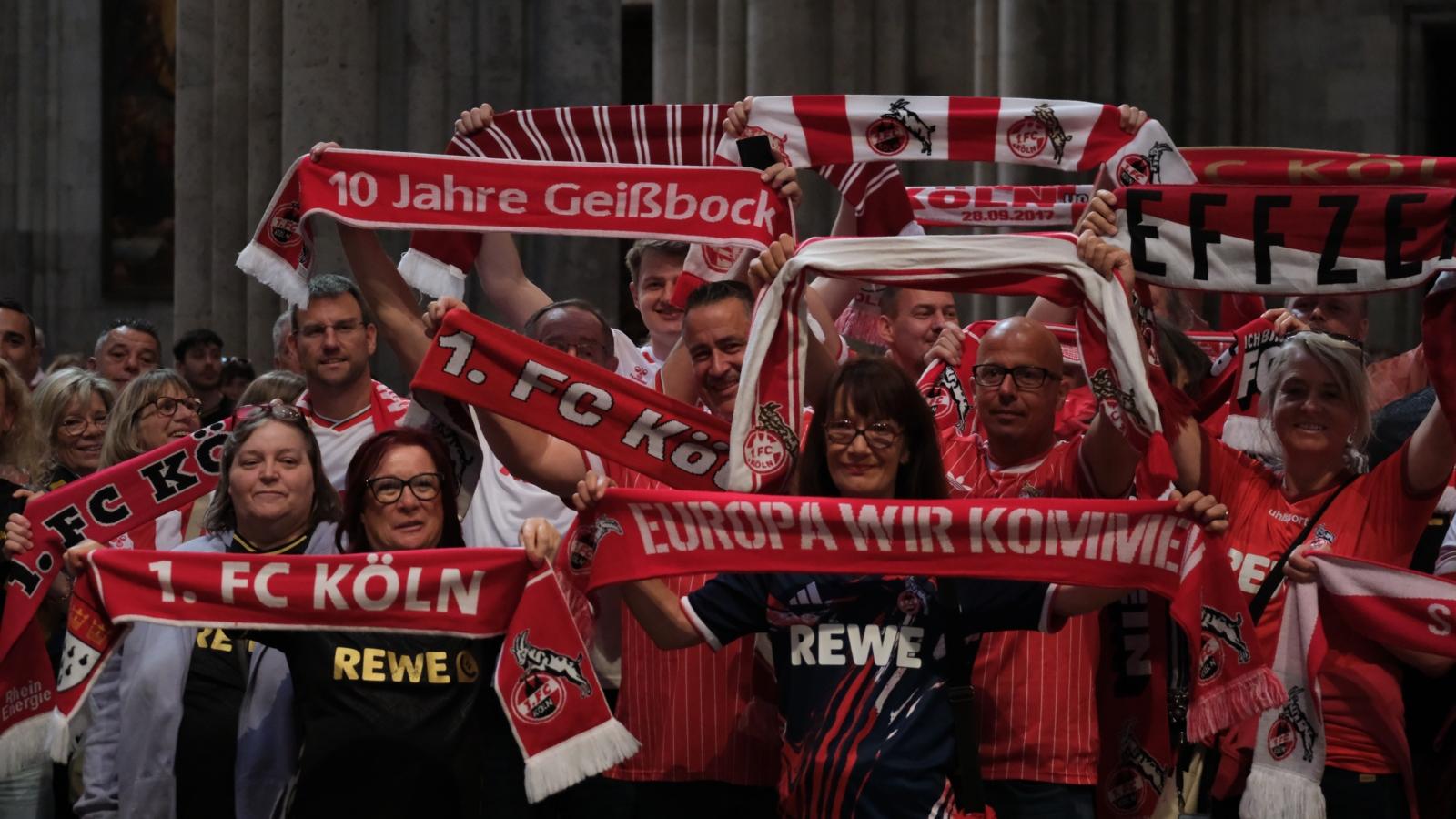 FC-Fans halten ihre Schals in die Luft