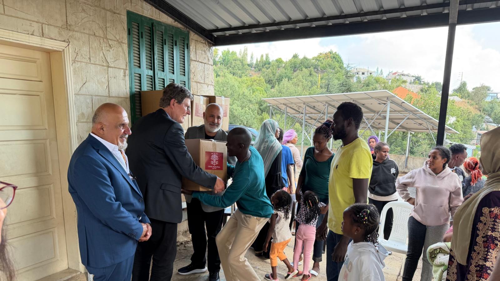 Kardinal Woelki im Gespräch mit Flüchtlingen aus dem Südlibanon.