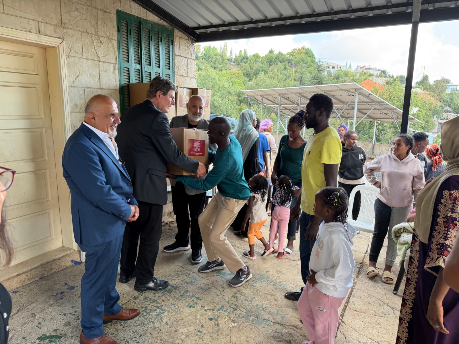 Kardinal Woelki im Gespräch mit Flüchtlingen aus dem Südlibanon.