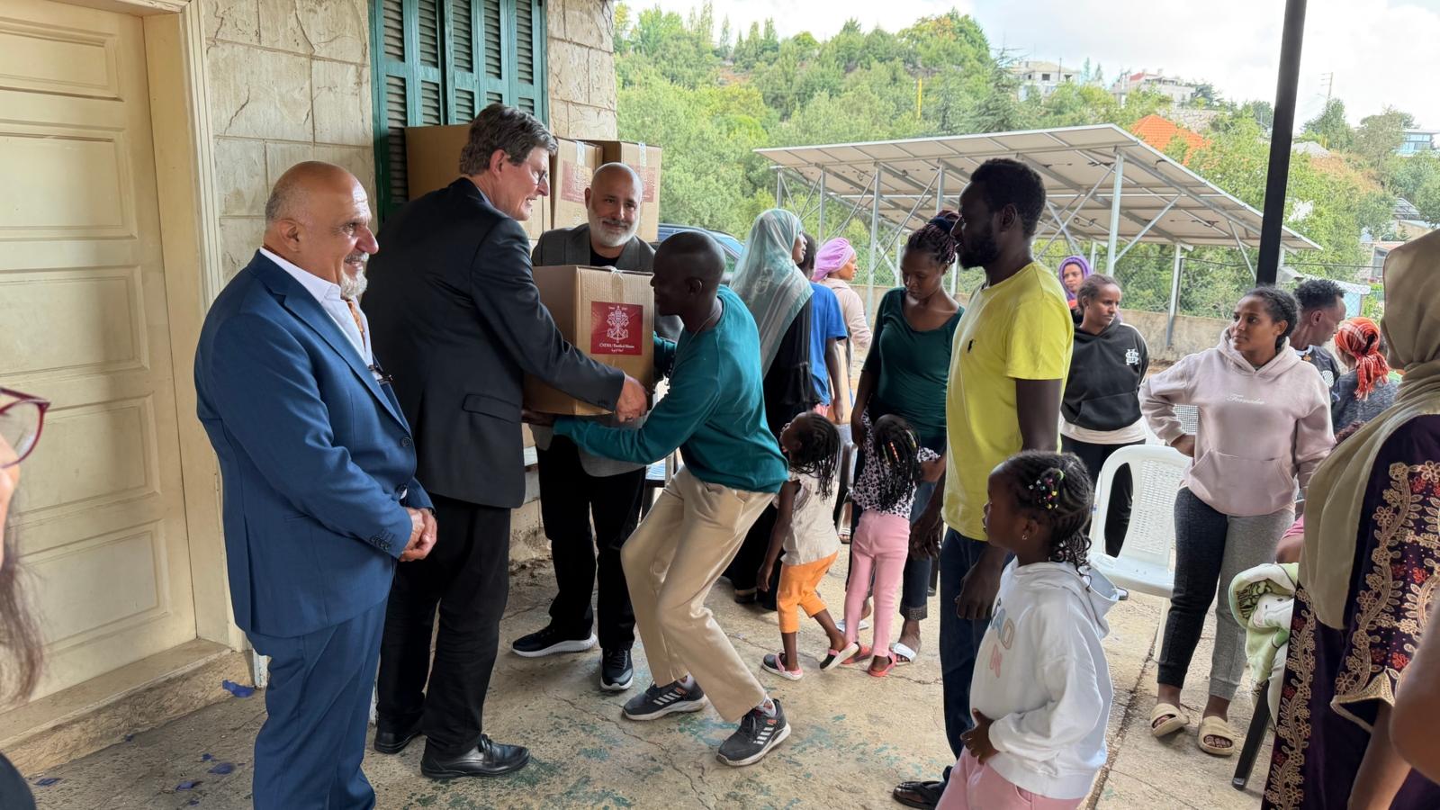 Kardinal Woelki im Gespräch mit Flüchtlingen aus dem Südlibanon.
