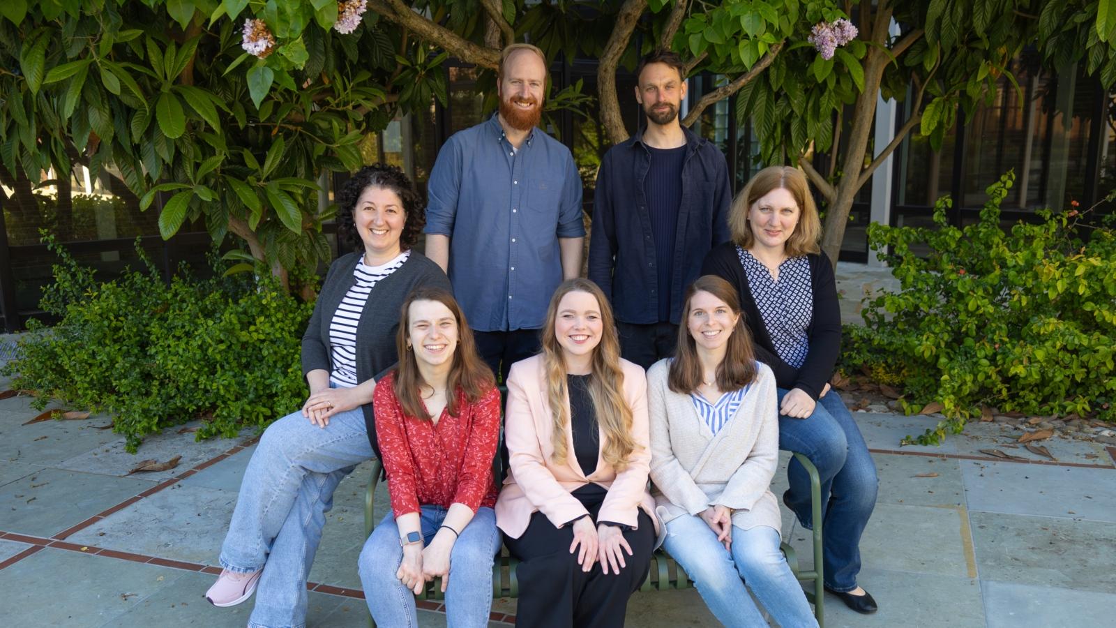 Gruppenfoto: Die neuen Seelsorgenden (v.l.): Maria Alaimo di Loro, Laura Meyer, Felix Köller, Chantal Erdmann, Michael Friedrich,  Caroline Lypken und Cornelia Hardieß (nicht im Bild: Charlotte Nielen)