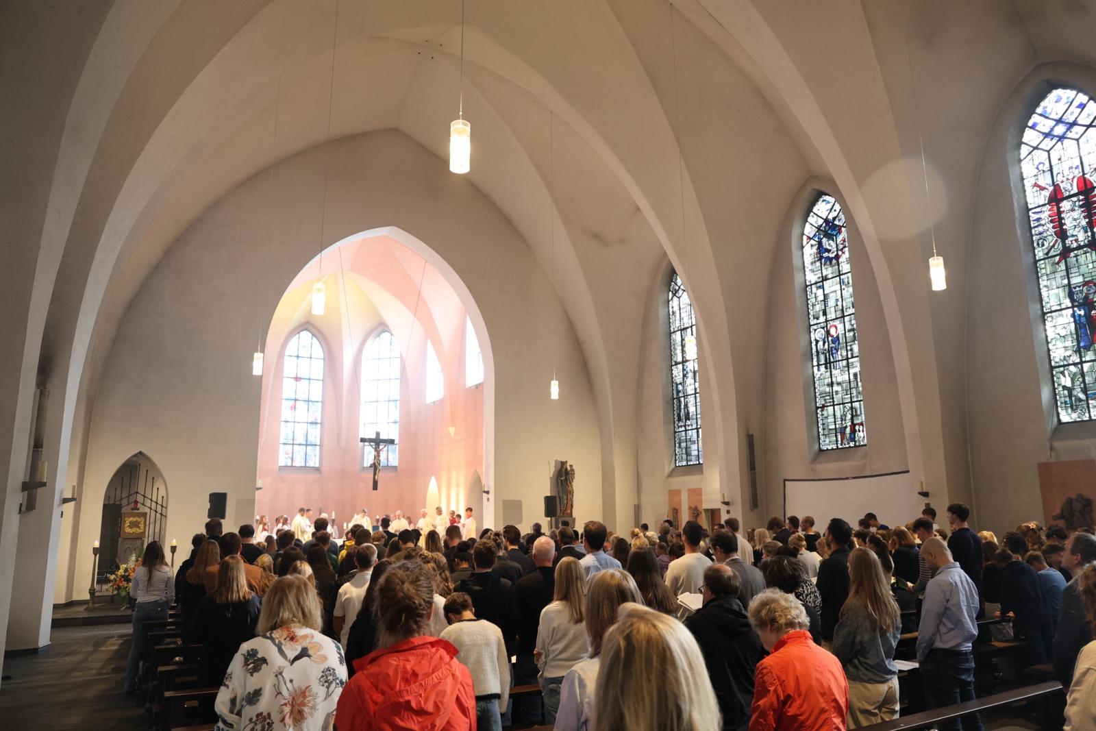 Kardinal Woelki bei einer Heiligen Messe und zu Segnung der neuen Mensa beim 160. Jubiläum der Marienschule Opladen.