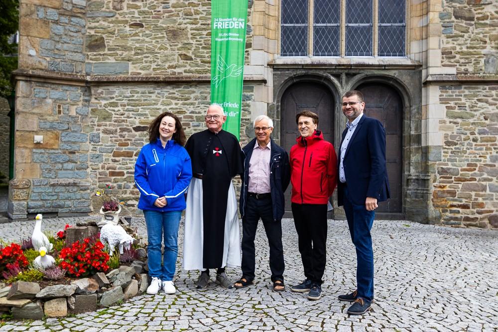 v.l.: Janina, Br. Dirk Wasserfuhr (kath. Kirche), Jürgen Rottmann (ev. Kirche), Fug, Daniel Könen (kath. Kirche)
