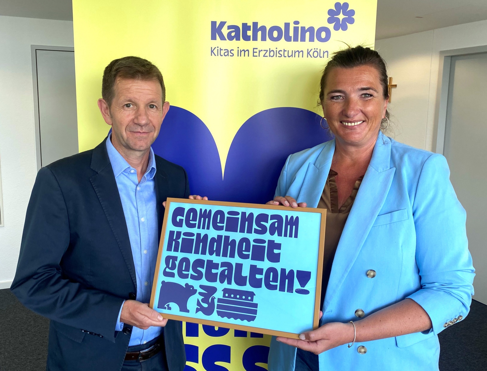 Ein Foto zeigt den Amtsleiter des Erzbischöflichen Generalvikariats Frank Hüppelshäuser und Katholino-Geschäftsführerin Agnes Busch.