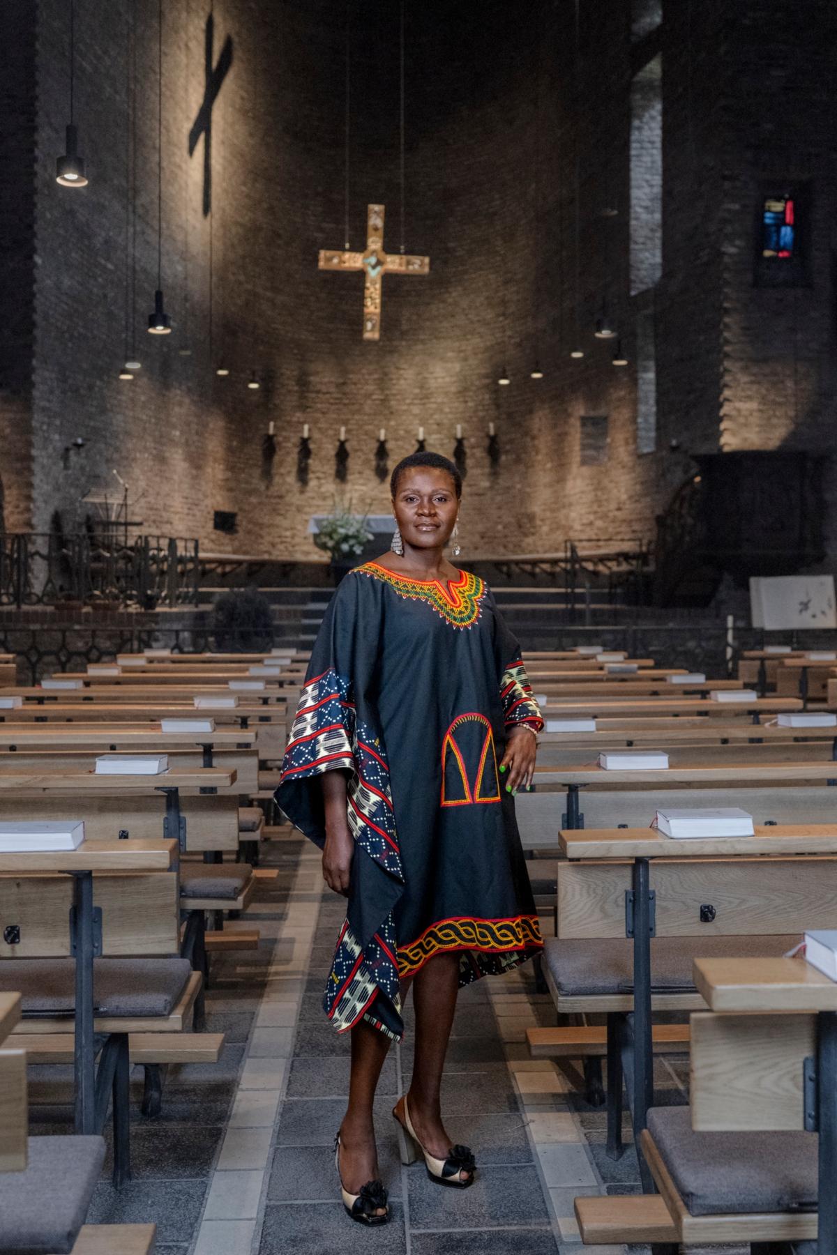 Stolz trägt sie ihr Atoghu. Interview mit Maforr Laura Tinzoh. Die Bilder dürfen nur im Zusammenhang mit dem Finanzbericht 2025 verwendet werden.