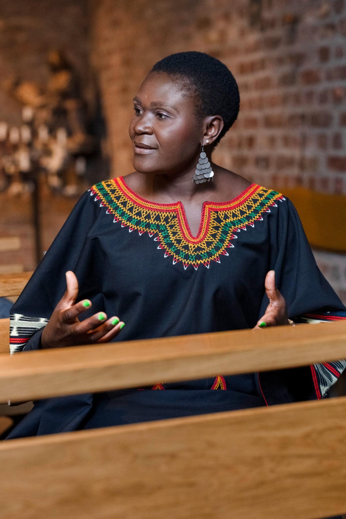 In St. Alban habe sich die Gemeinde gleich wohlgefühlt, berichtete Maforr Laura Tinzoh. Interview mit Maforr Laura Tinzoh. Die Bilder dürfen nur im Zusammenhang mit dem Finanzbericht 2025 verwendet werden.