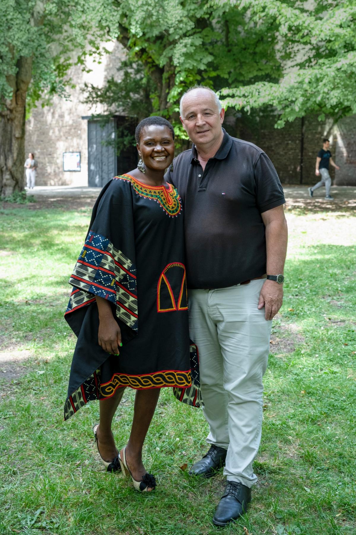Auch die anglophone Gemeinde ist an die Internationale Katholische Seelsorge angegliedert. Ingbert Mühe steht als Ansprechpartner zur Seite. Interview mit Maforr Laura Tinzoh. Die Bilder dürfen nur im Zusammenhang mit dem Finanzbericht 2025 verwendet werden.
