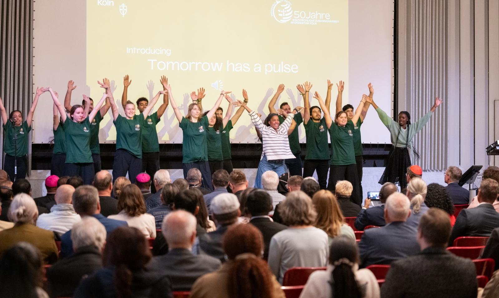 Die 18 jungen Menschen von 'Tomorrow has a pulse' bringen Teile ihrer Performance auch beim Festakt im Maternushaus auf die Bühne