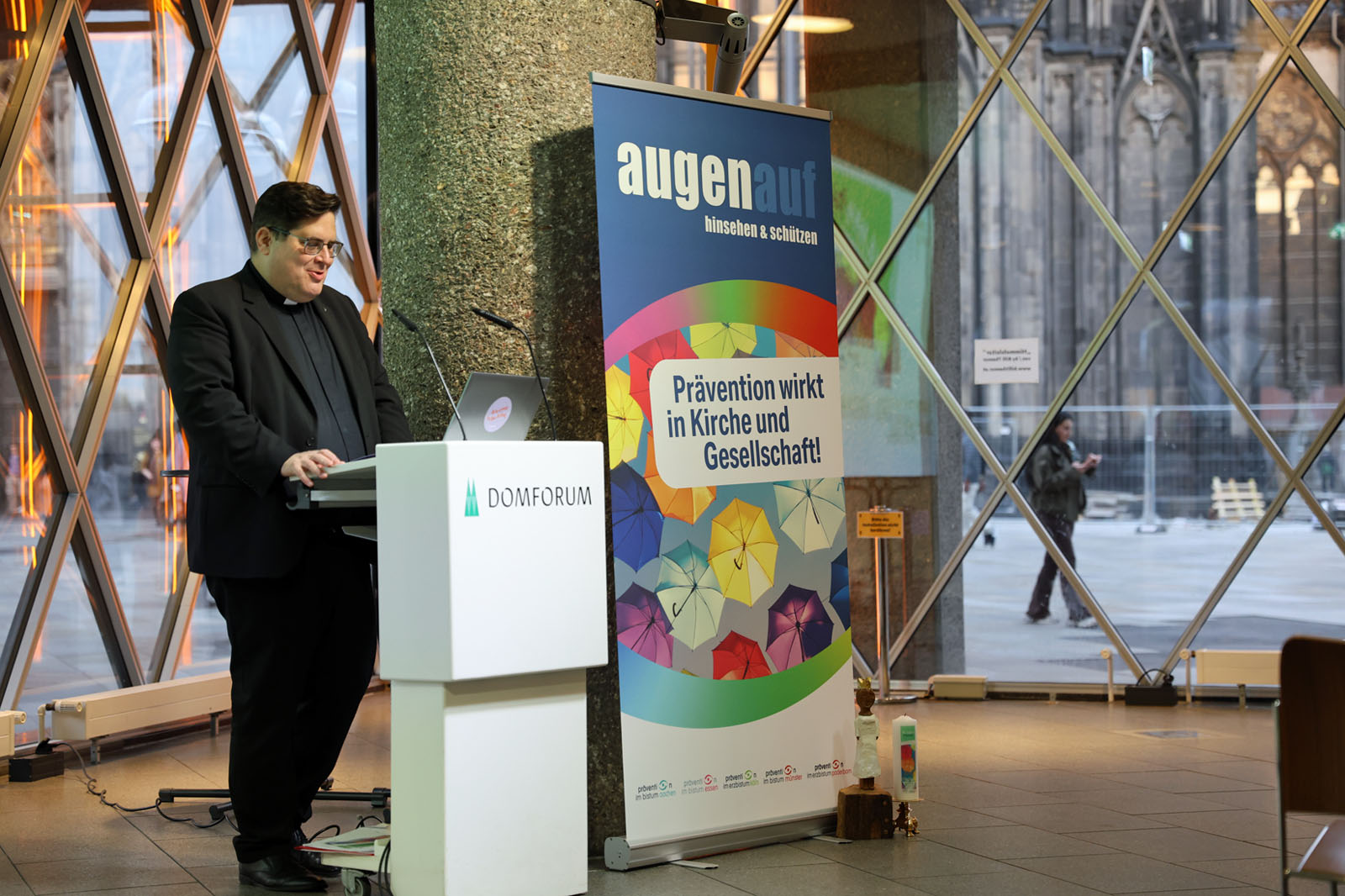 Generalvikar Tobias Hopmann: „Prävention wird erst durch gemeinsame Verantwortung wirksam“. Generalvikar Dr. Tobias Hopmann hielt einen Redebeitrag am Podium.