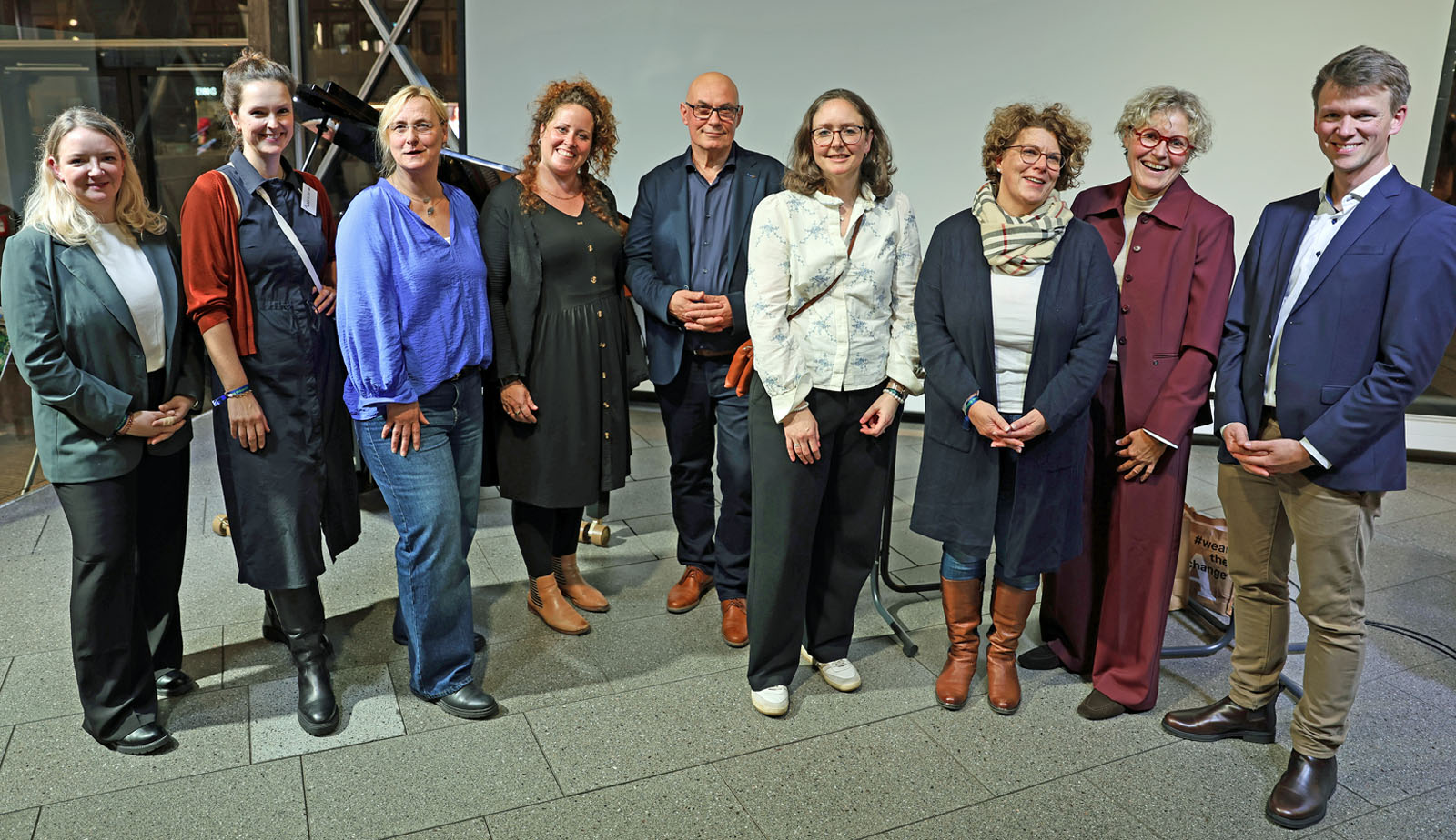 Das Team des Abends (v.l.): Patrycja Reczek, Kristin Mehnert, Ruth Frische, Friederike Bartmann, Peter Binot, Franziska Wallot, Annemarie Kriecheldorf, Katja Birkner und Simon Friede. Gruppenaufnahme des Präventionsteams.