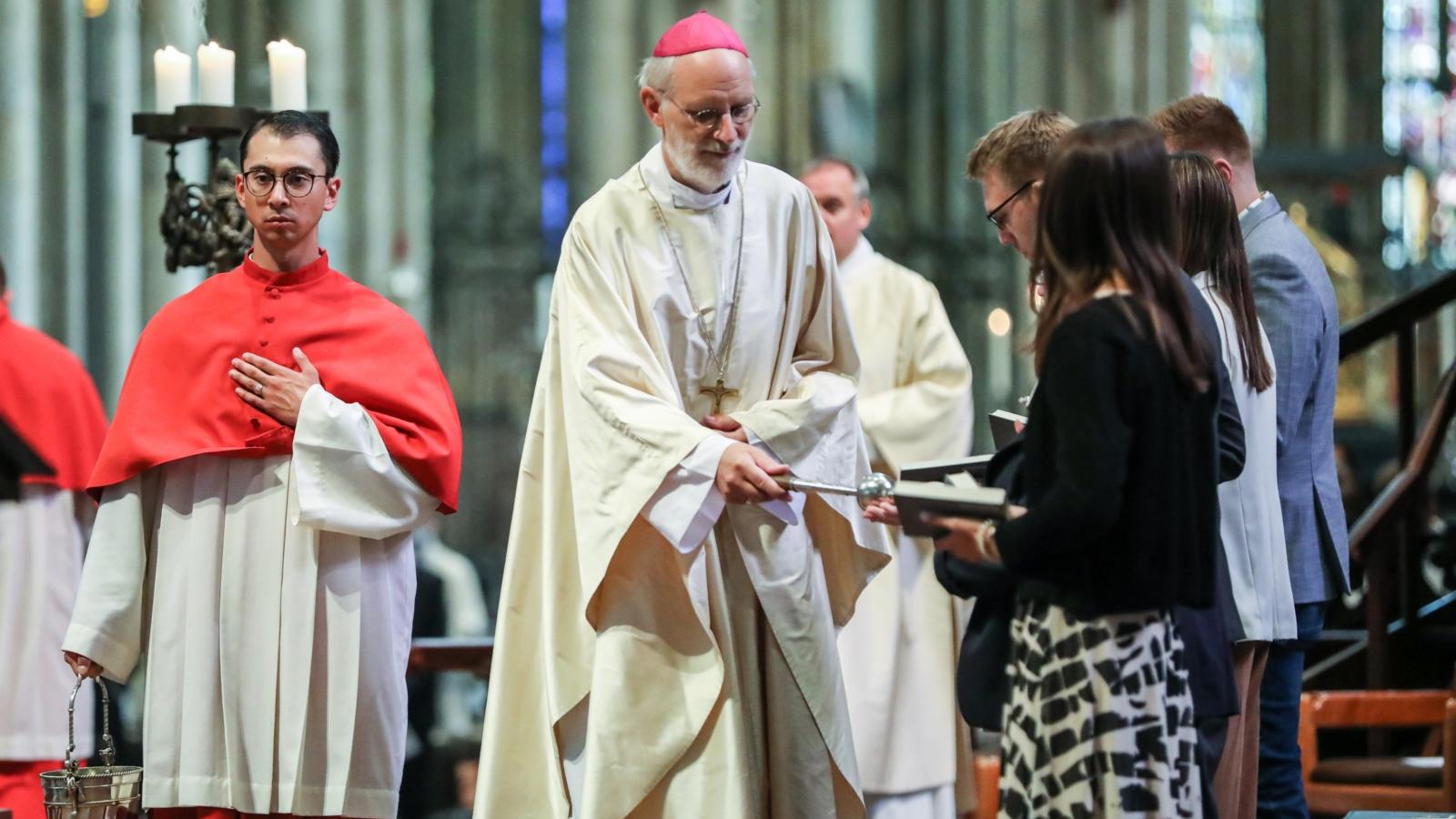 Weihbischof Puff beauftragt zehn neue Gemeinde- und Pastoralreferentinnen und -referenten im Erzbistum Köln