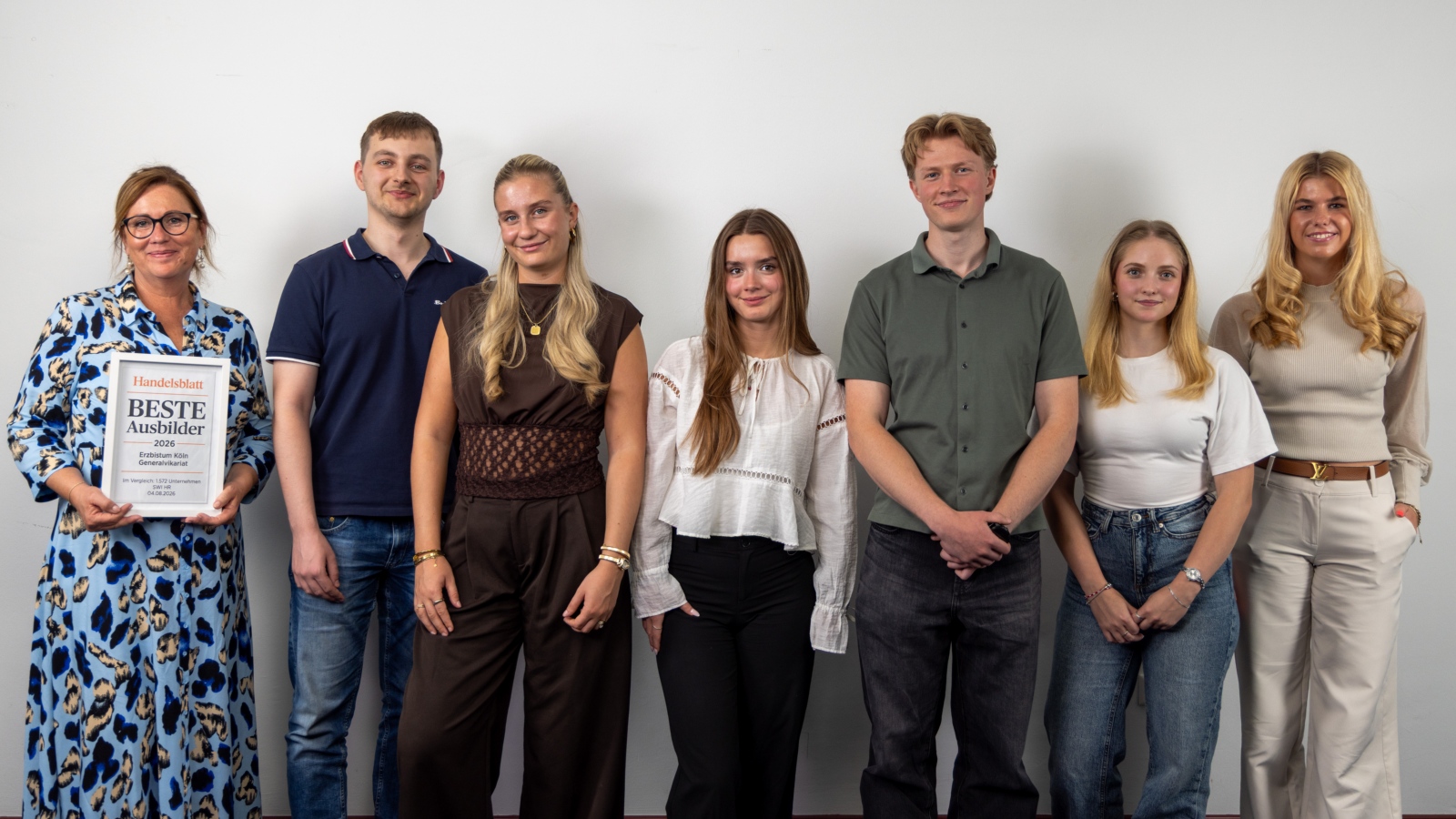 v.l.: Ausbildungsleiterin Susanne Kersten mit Tristan Tils, Melina Wilden, Amélie Oberberg, Oscar Vels, Jasmin Robens und Ida Mühr