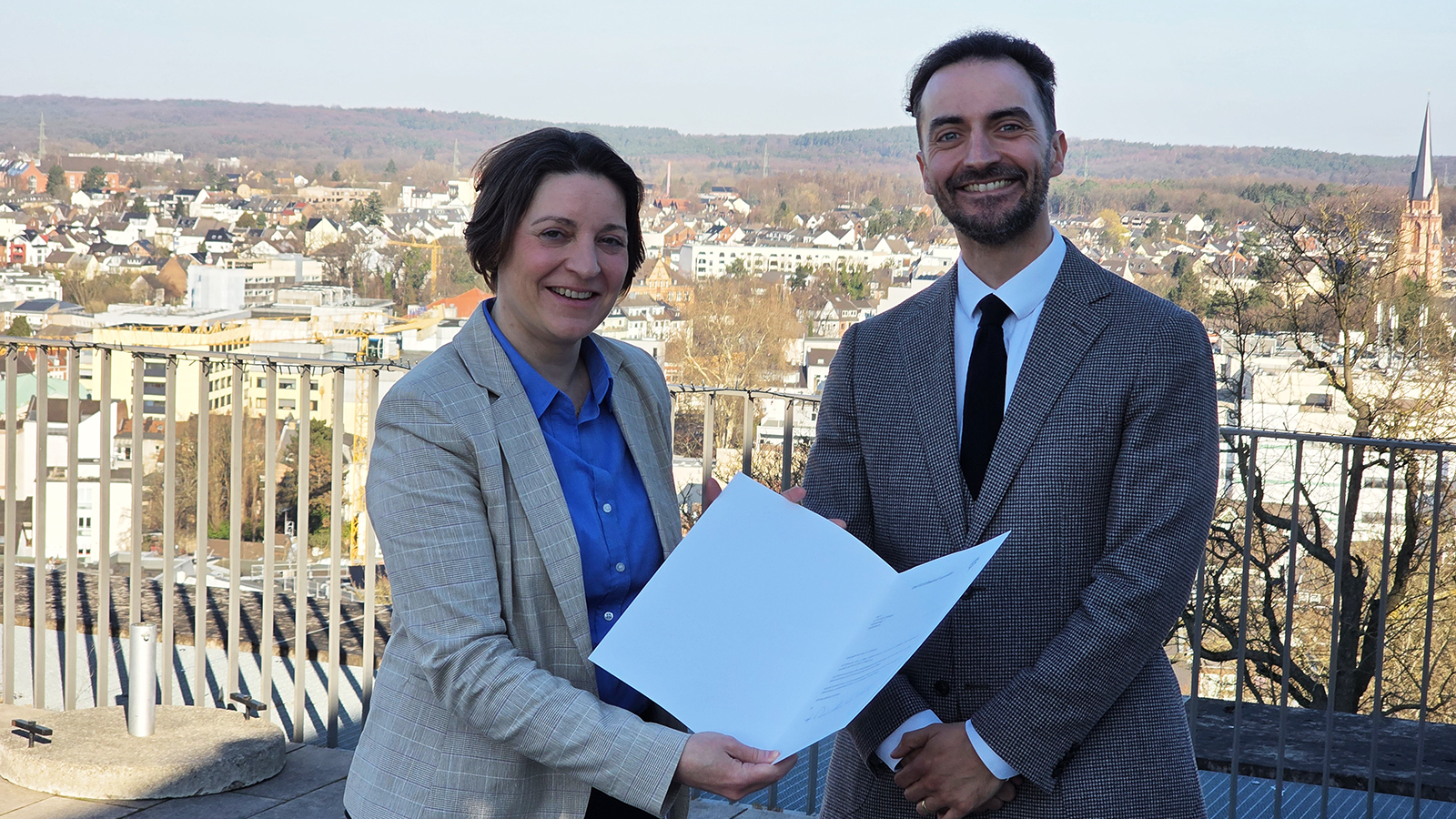 Ein Foto zeigt Kristell Köhler und Richard Ottinger auf der Dachterrasse des KSI in Siegburg.