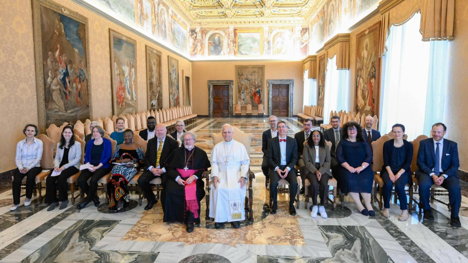 Papst Leo XIV. empfängt eine Delegation der Diözesanstelle 'Weltkirche & Dialog' des Erzbistums Köln mit Rolf Steinhäuser (m.l.), Weihbischof in Köln, am 30. April 2026 im Vatikan. |
Nutzungsbedingungen: Nutzung durch Erzbistum Köln nur für Internet, Social Media, Nicht Print
