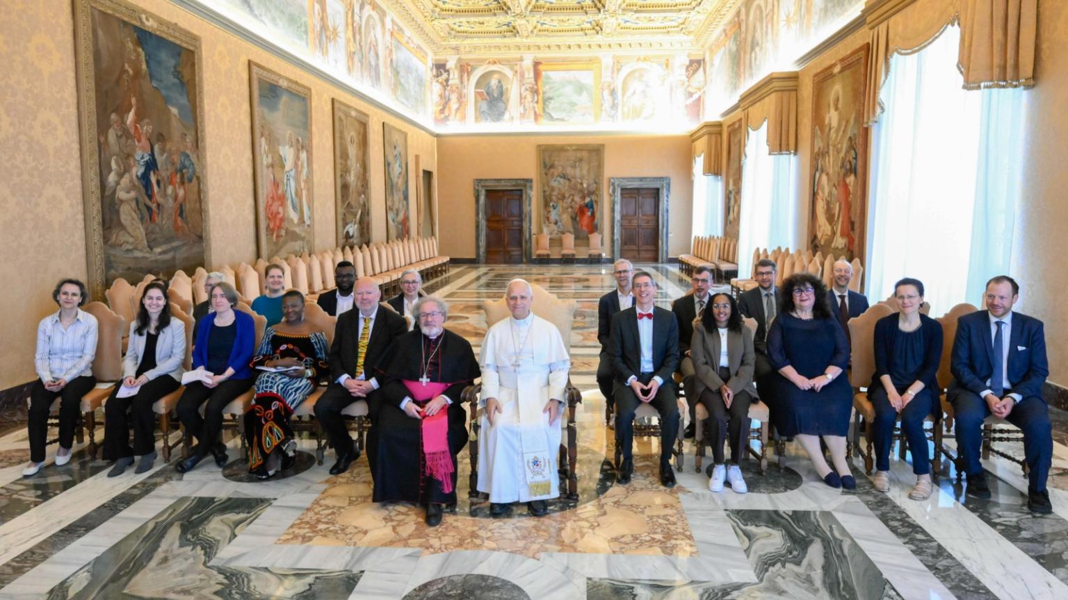 Papst Leo XIV. empfängt eine Delegation der Diözesanstelle 'Weltkirche & Dialog' des Erzbistums Köln mit Rolf Steinhäuser (m.l.), Weihbischof in Köln, am 30. April 2026 im Vatikan. | Nutzungsbedingungen: Internet, Social Media, Nicht Print