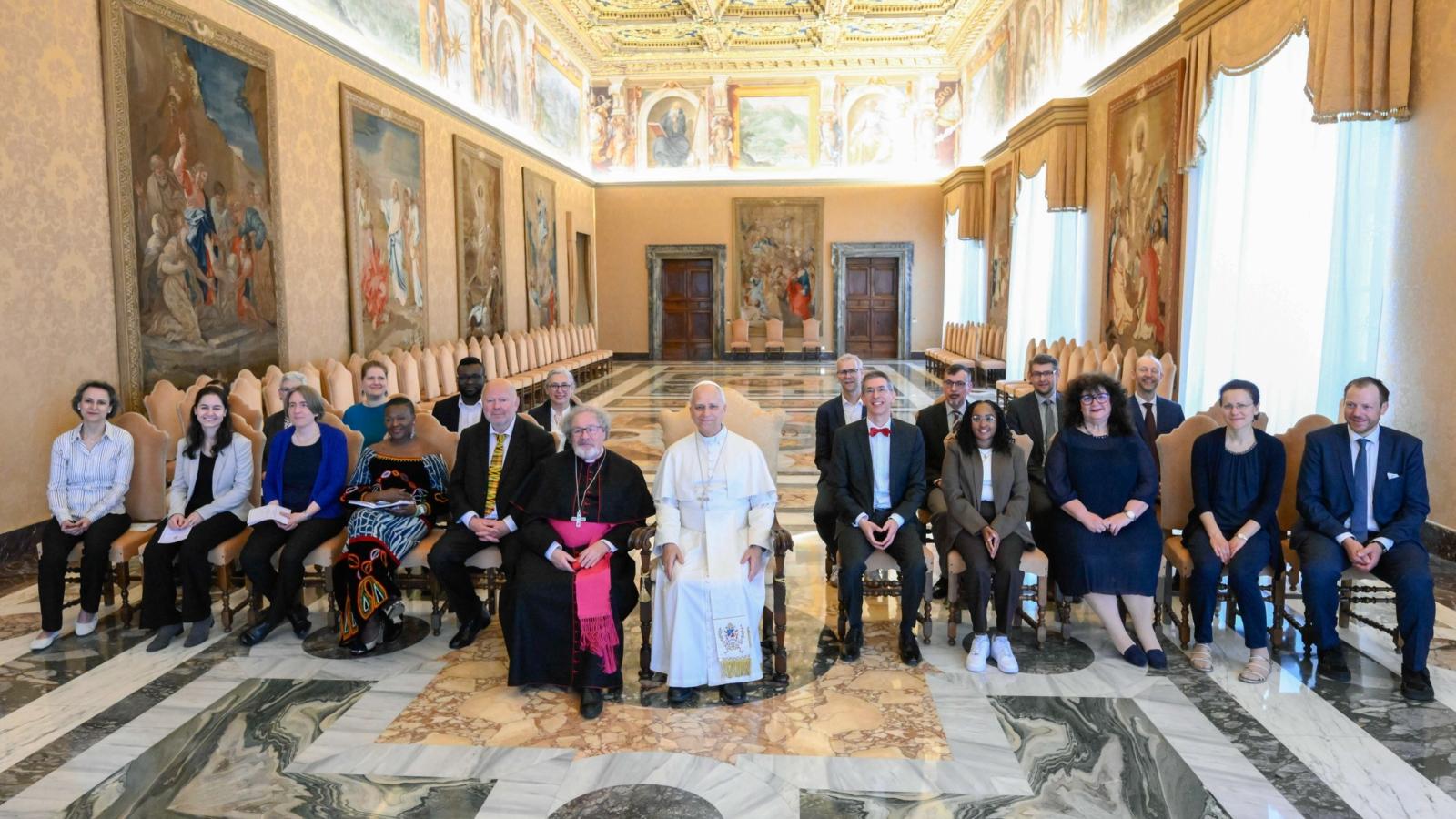 Papst Leo XIV. empfängt eine Delegation der Diözesanstelle 'Weltkirche & Dialog' des Erzbistums Köln mit Rolf Steinhäuser (m.l.), Weihbischof in Köln, am 30. April 2026 im Vatikan. | Nutzungsbedingungen: Internet, Social Media, Nicht Print