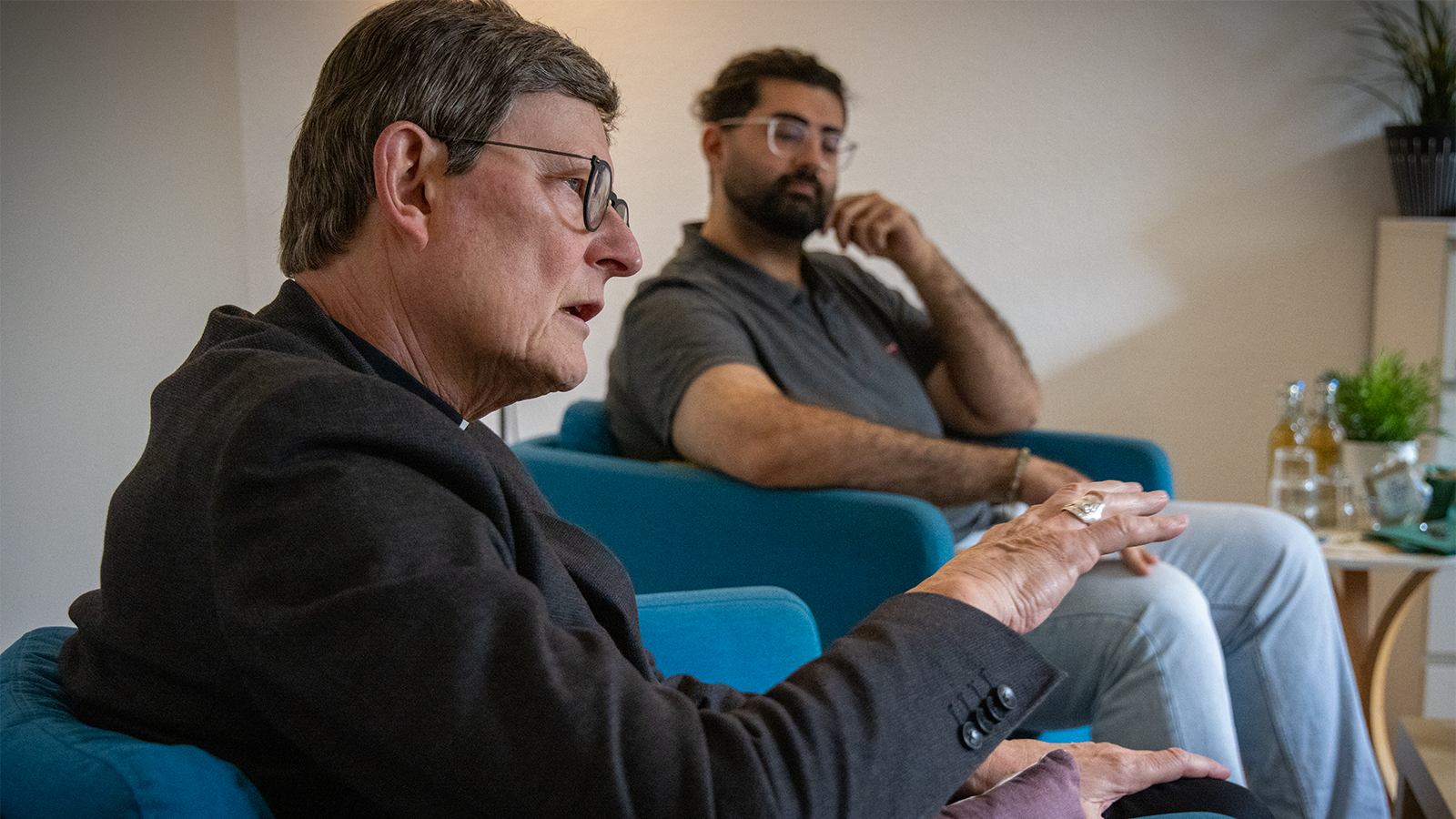 Kardinal Woelki bei einem Projektbesuch der Aktion Neue Nachbarn (Archivbild)