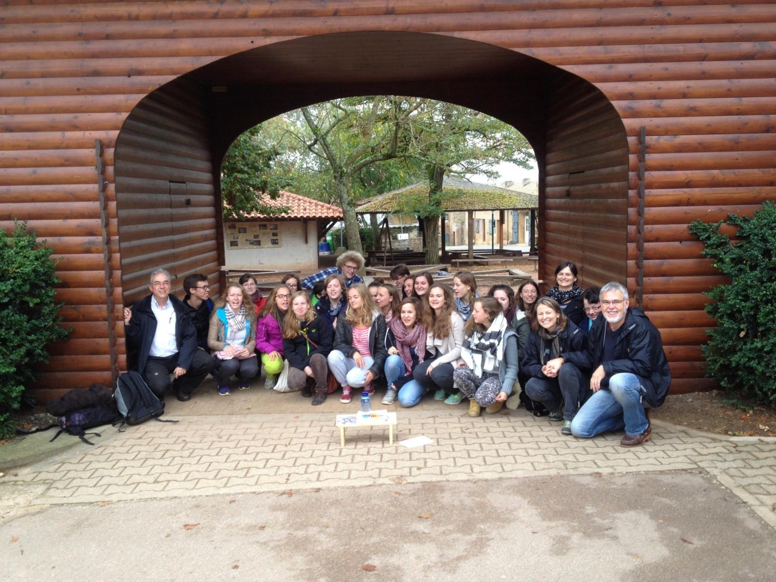 Dr. Martin Zielinski (links) und eine Jugendgruppe in Taizé Zielinski ganz links