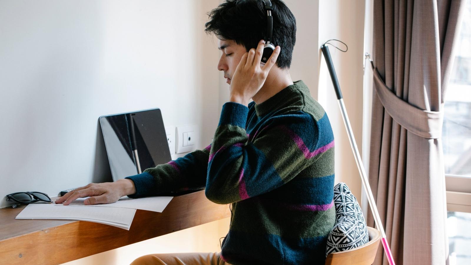Im neuen Integrationskurs für sehbehinderte Menschen werden spezielle Lehrmittel wie auditive Vermittlungsmethoden und taktile Arbeitsmaterialien eingesetzt.