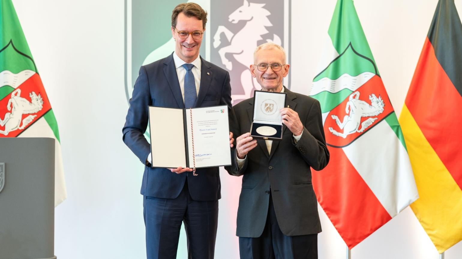 Pfarrer Franz Meurer aus Köln erhält Mevlüde-Genç-Medaille von Ministerpräsident Wüst