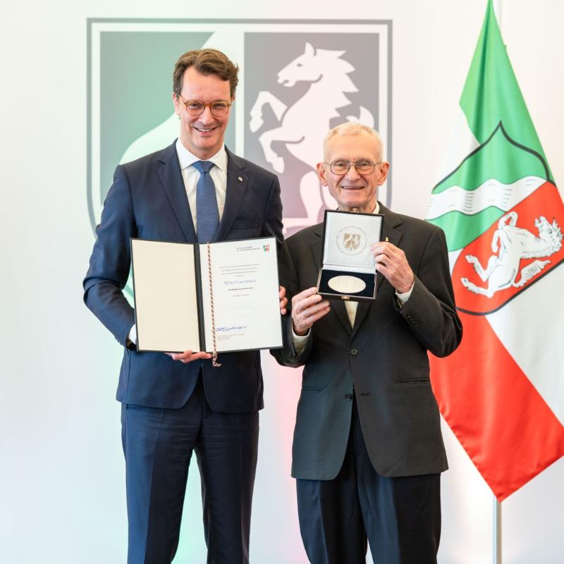 Pfarrer Franz Meurer aus Köln erhält Mevlüde-Genç-Medaille von Ministerpräsident Wüst