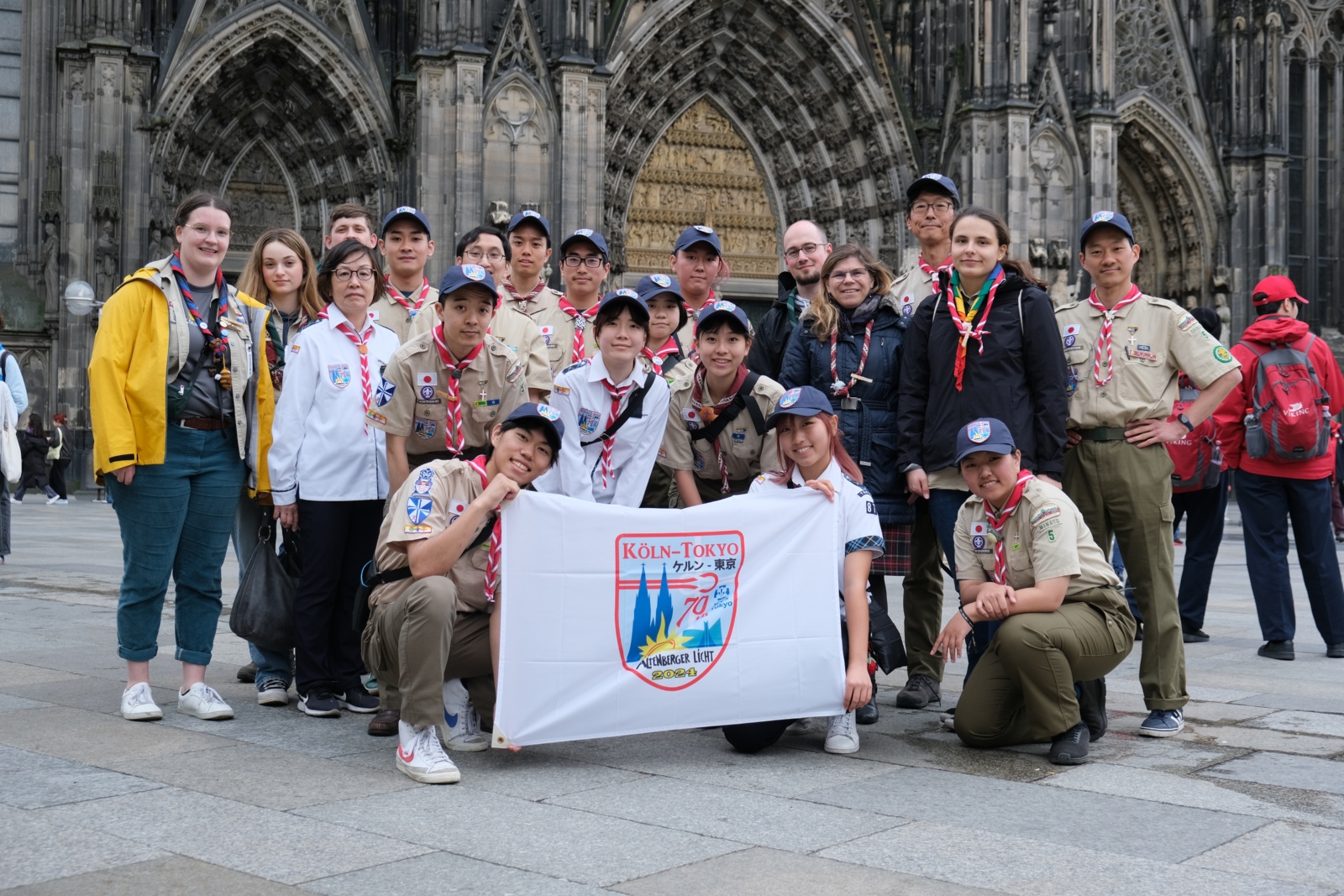 Gruppenfoto einer 15-köpfigen Pfadfinder-Delegation aus dem Erzbistum Tokio bei einem Besuch in Köln