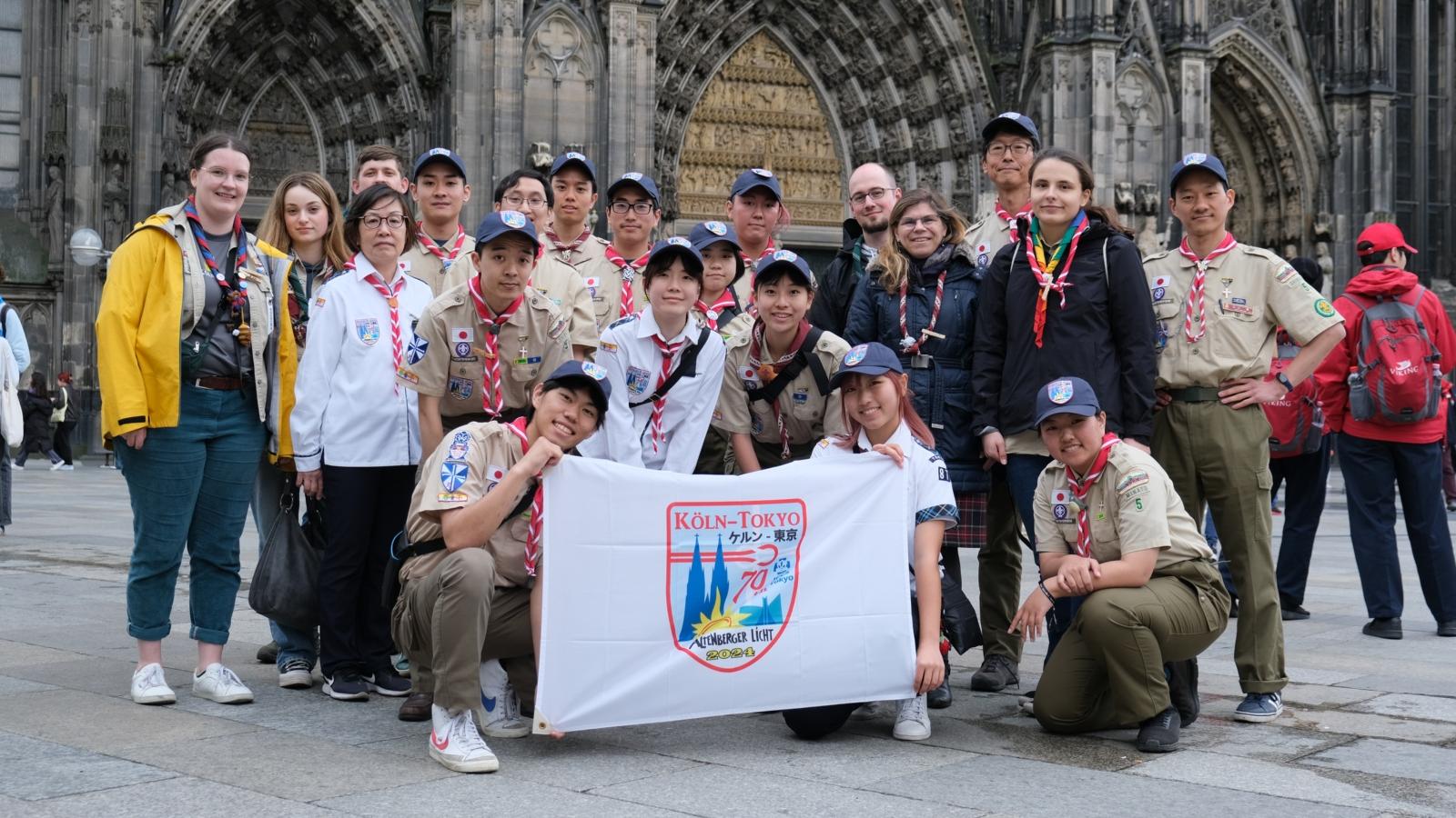 Gruppenfoto einer 15-köpfigen Pfadfinder-Delegation aus dem Erzbistum Tokio bei einem Besuch in Köln