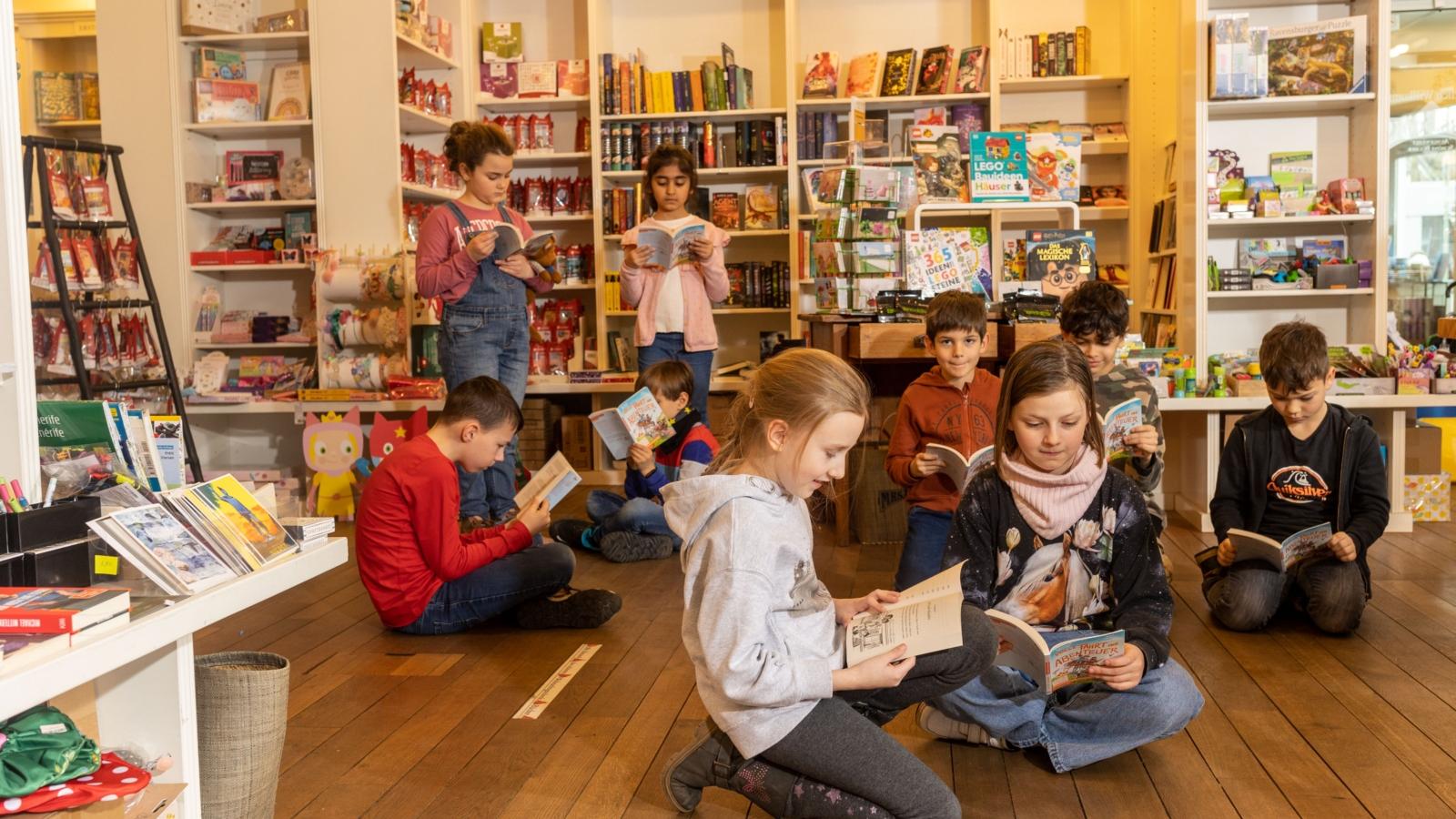Lesende Kinder zum Welttag des Buches