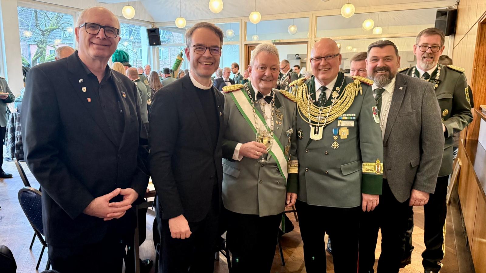 Gruppenfoto zur Verleihung der Anno-Santo-Kreuze in Neuss