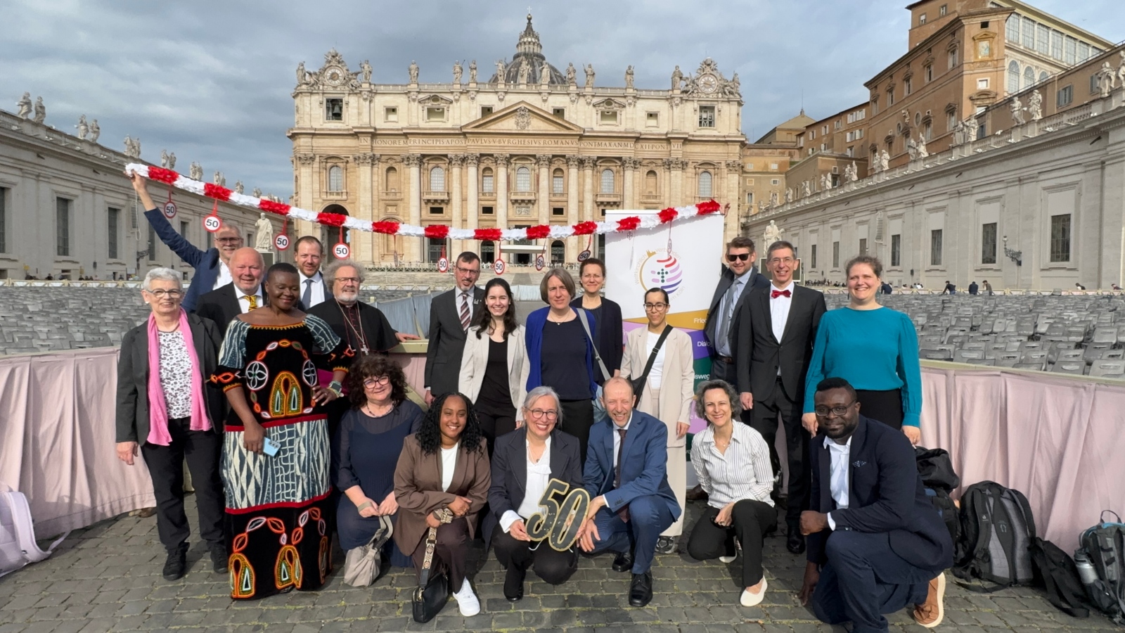 Die Delegation v.l.n.r.: Hildegard Mogge, Ulrich Thomas, Markus Perger, Laura Tinzoh, Thomas Frings, Weihbischof Rolf Steinhäuser, Heike Dickenbrok, Prof. Dr. Thomas Lemmen, Sarah Negasi Tesfu, Hannah Aksungur, Arianita Mölder, Dr. Angelika Schmähling, Anna-Maria Fischer, Alessandro Chieregato, Chaima Mathloti, Yolanda Luna-Rasero, Benjamin Gerlich, Nadim K. Ammann, John Usiobaifo, Julia Mbaye