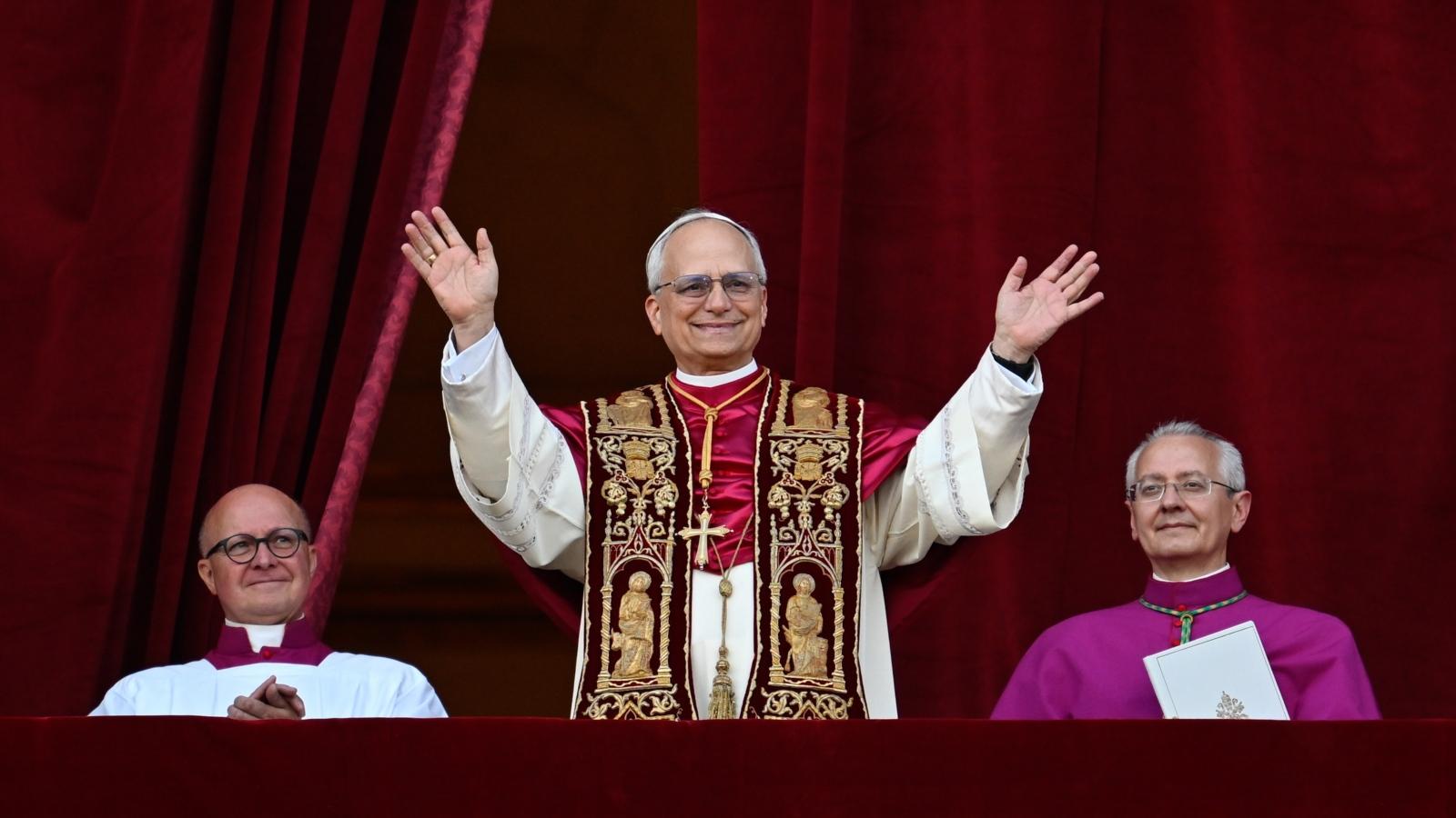 NUTZUNG: Zur Nutzung freigegeben mit Infoamail über Art der Nutzung an newsdesk@erzbistum-koeln.de


Papst Leo XIV., der frühere Kardinal Robert F. Prevost, winkt nach seiner Wahl zum Papst am 8. Mai 2025 der Menge auf dem Petersplatz im Vatikan.